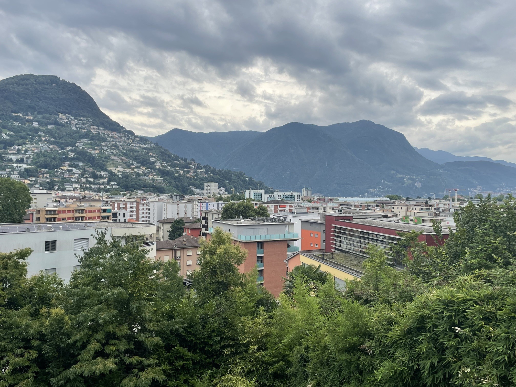 Stadt- und Bergblick