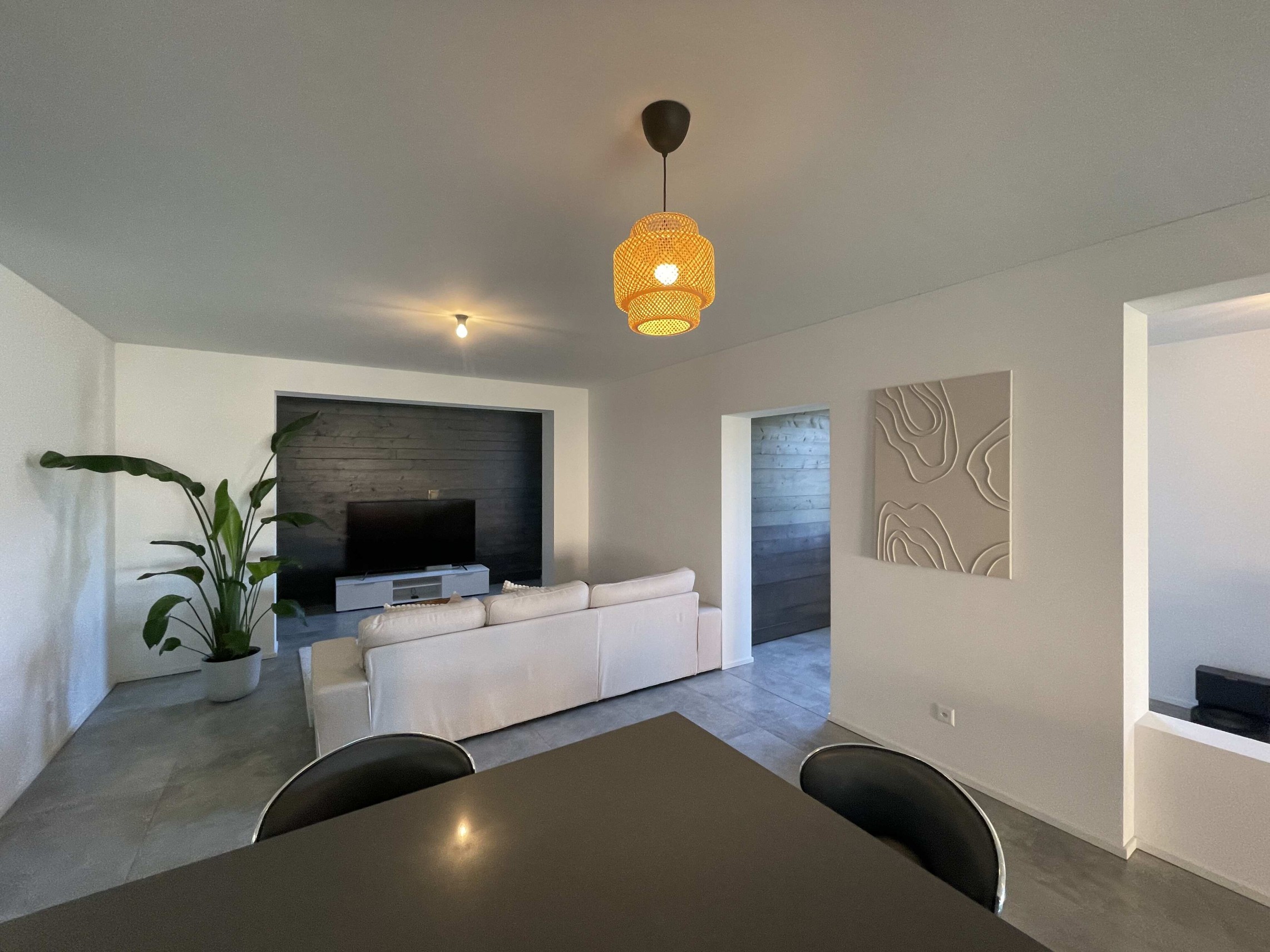 Modernes Wohnzimmer mit offener Esszone