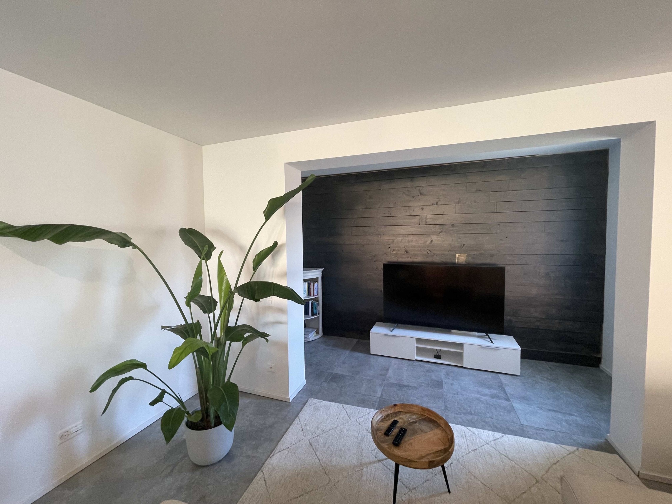 Modernes Wohnzimmer mit TV-Nische