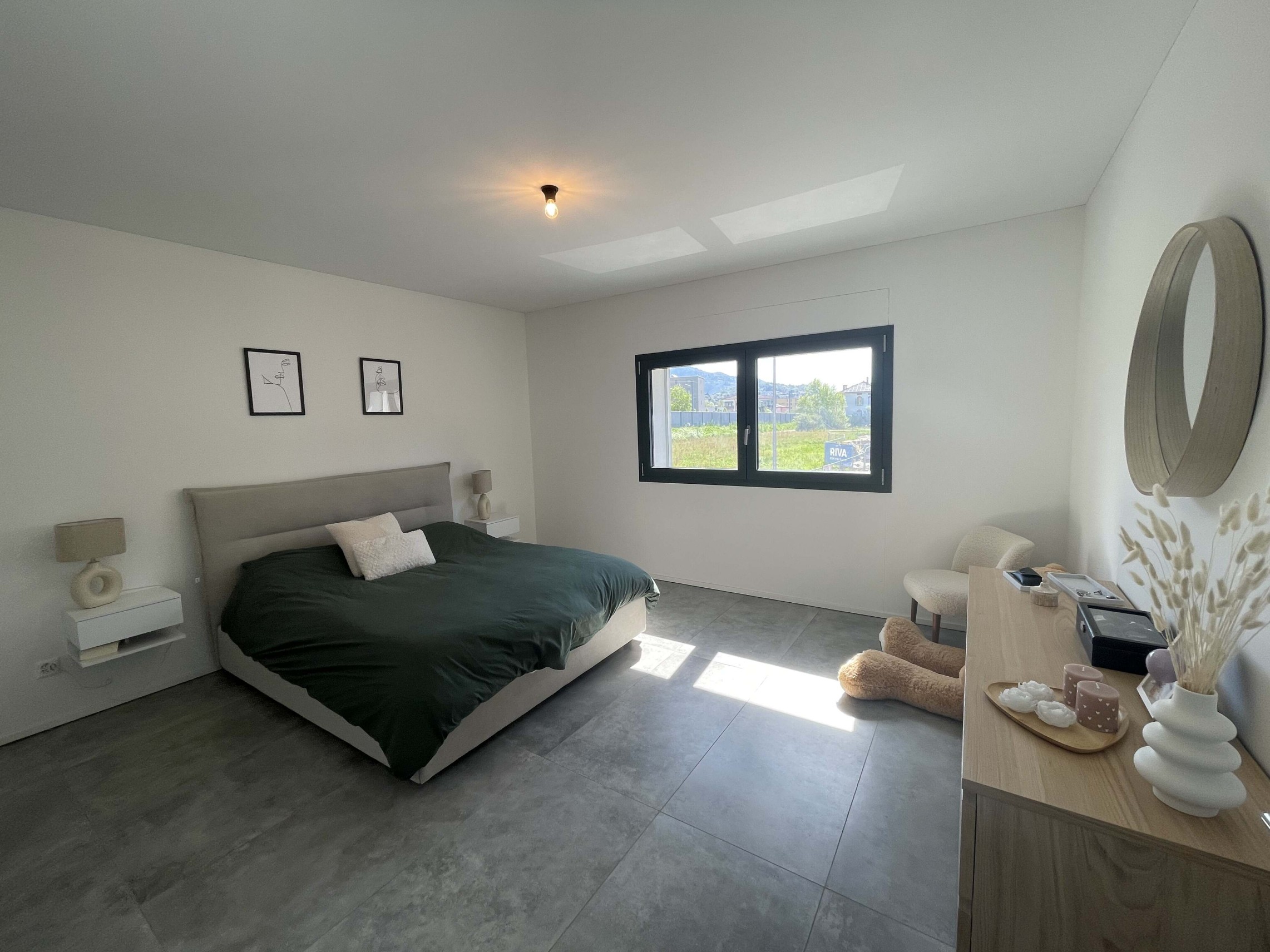Minimalistisch eingerichtetes Schlafzimmer mit Tageslicht