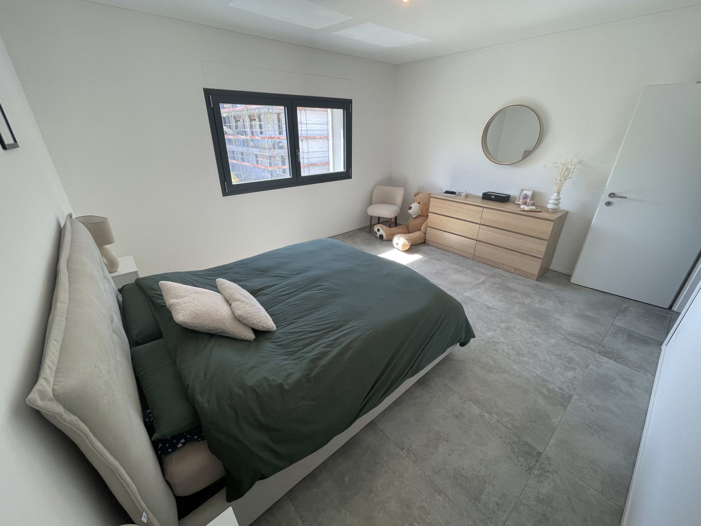 Modernes Schlafzimmer mit Tageslicht