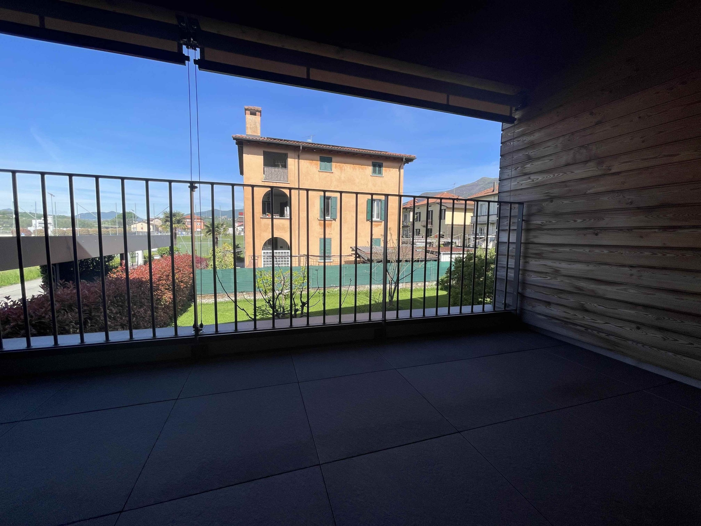 Überdachter Balkon mit Blick ins Grüne