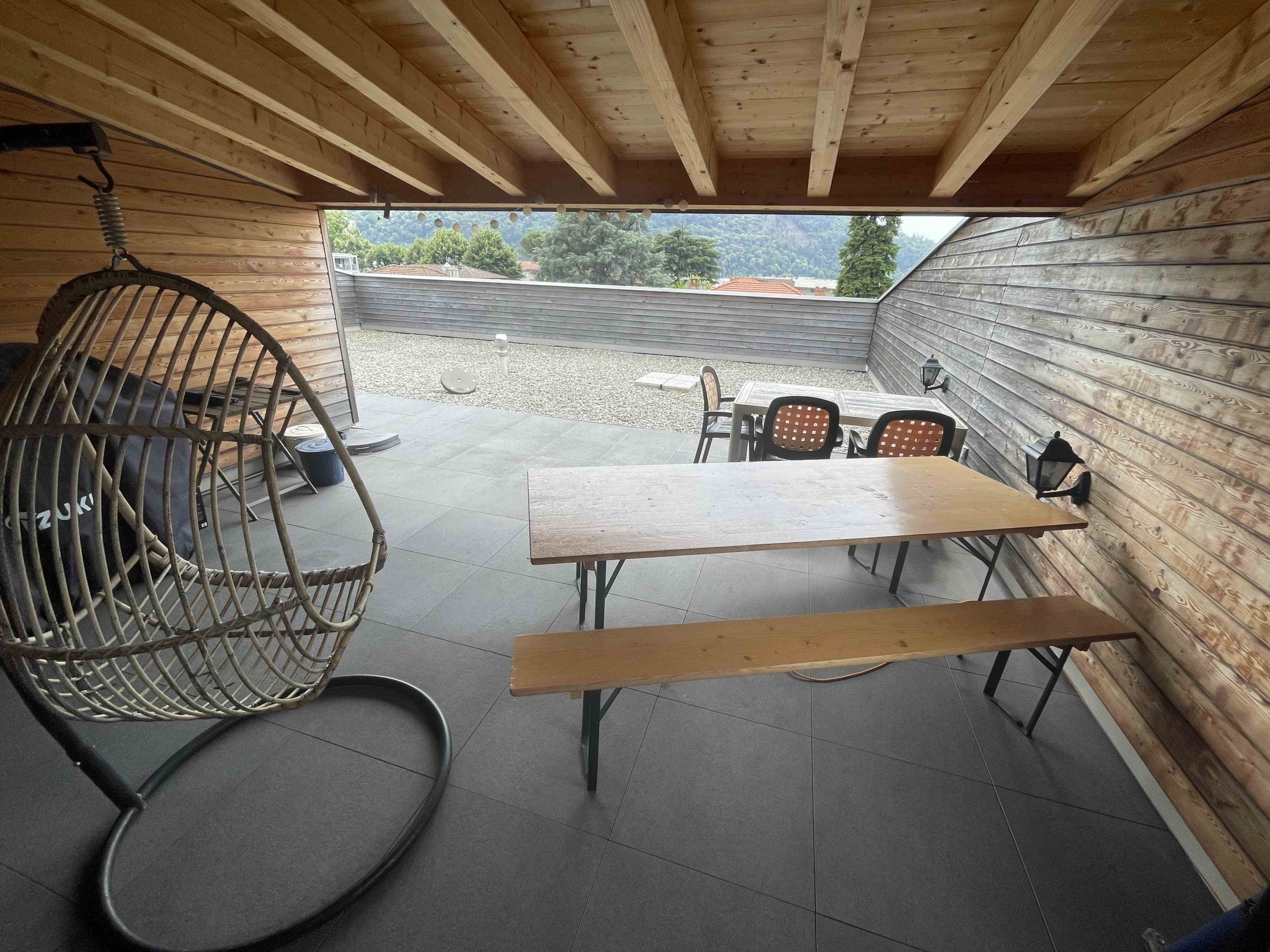 Überdachte Terrasse mit Ausblick