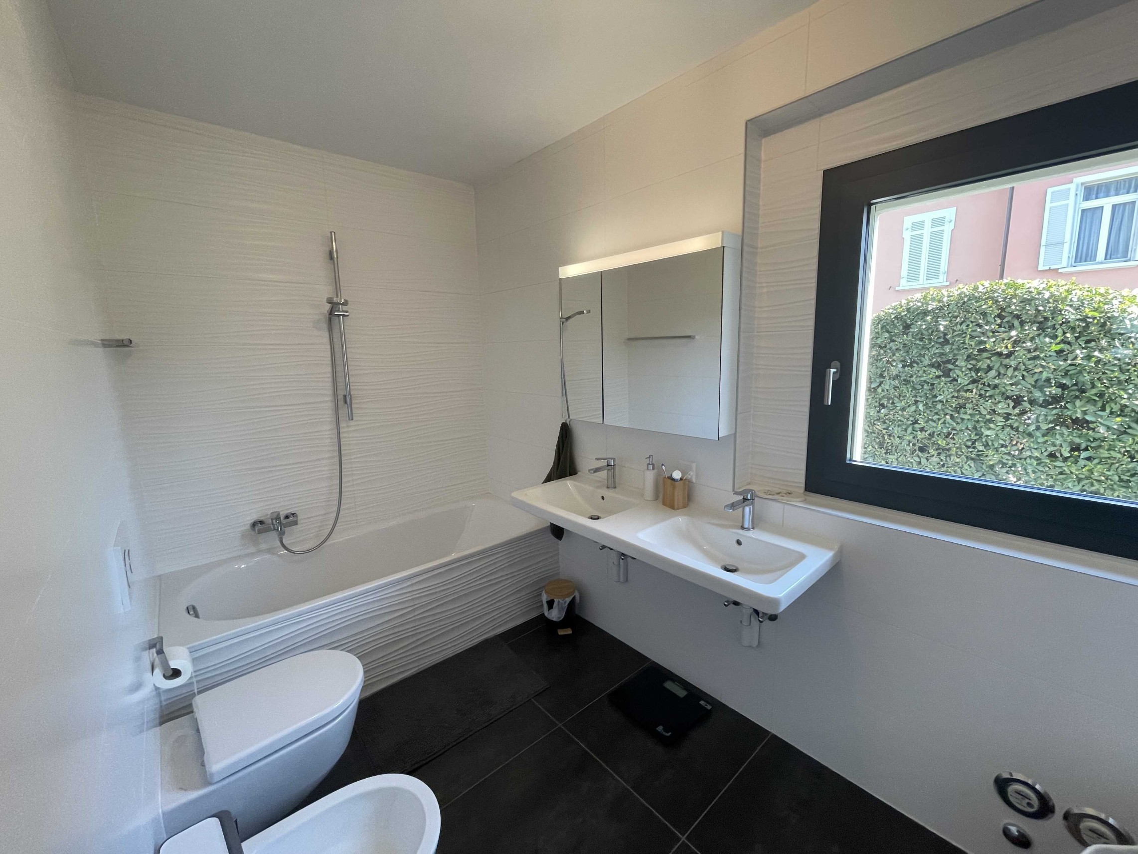 Modernes Badezimmer mit Wanne und Doppelwaschbecken