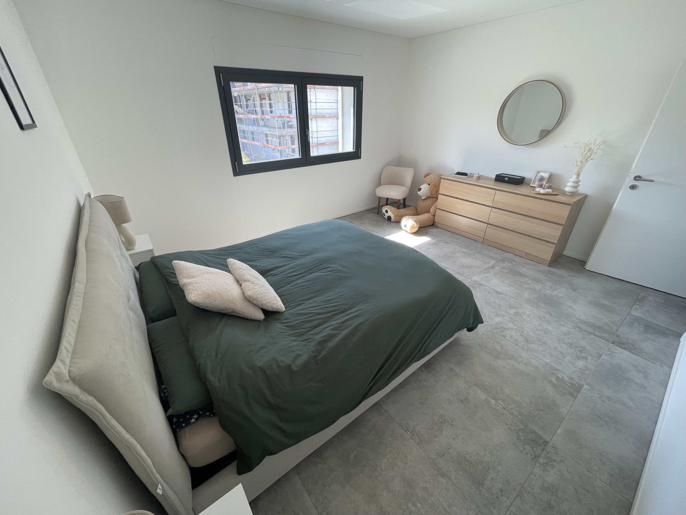 Helles Schlafzimmer mit minimalistischer Einrichtung