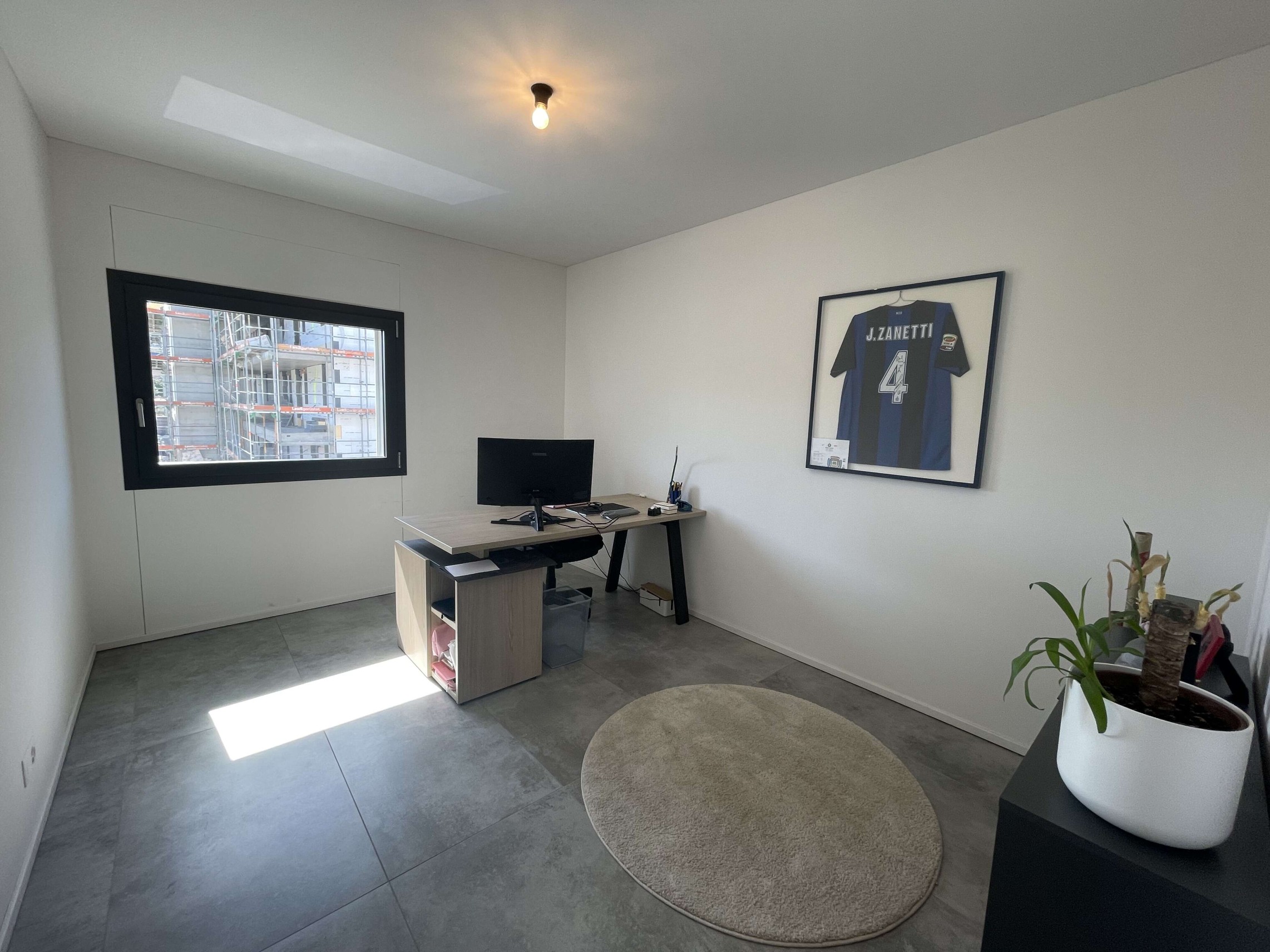 Modernes Arbeitszimmer mit großem Fenster