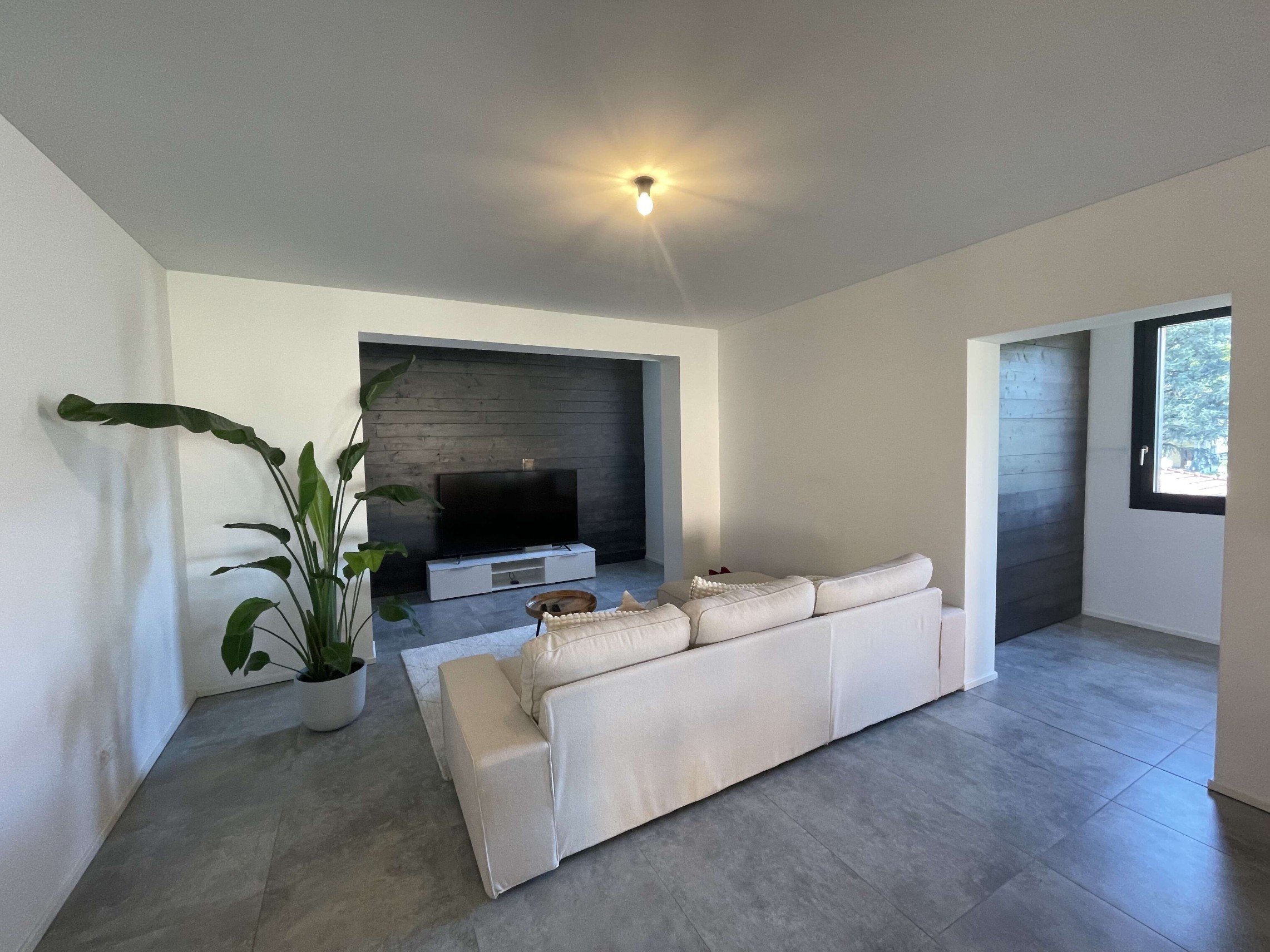 Modernes Wohnzimmer mit angrenzendem Nebenraum