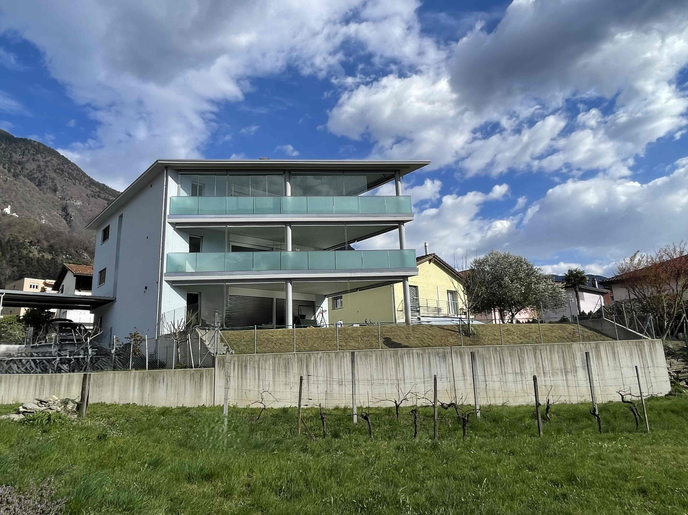 Modernes Mehrfamilienhaus mit Balkonfront