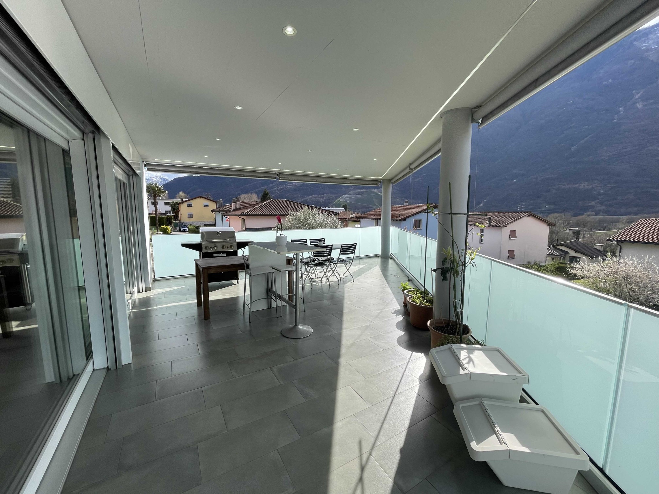 Überdachte Terrasse mit Bergblick