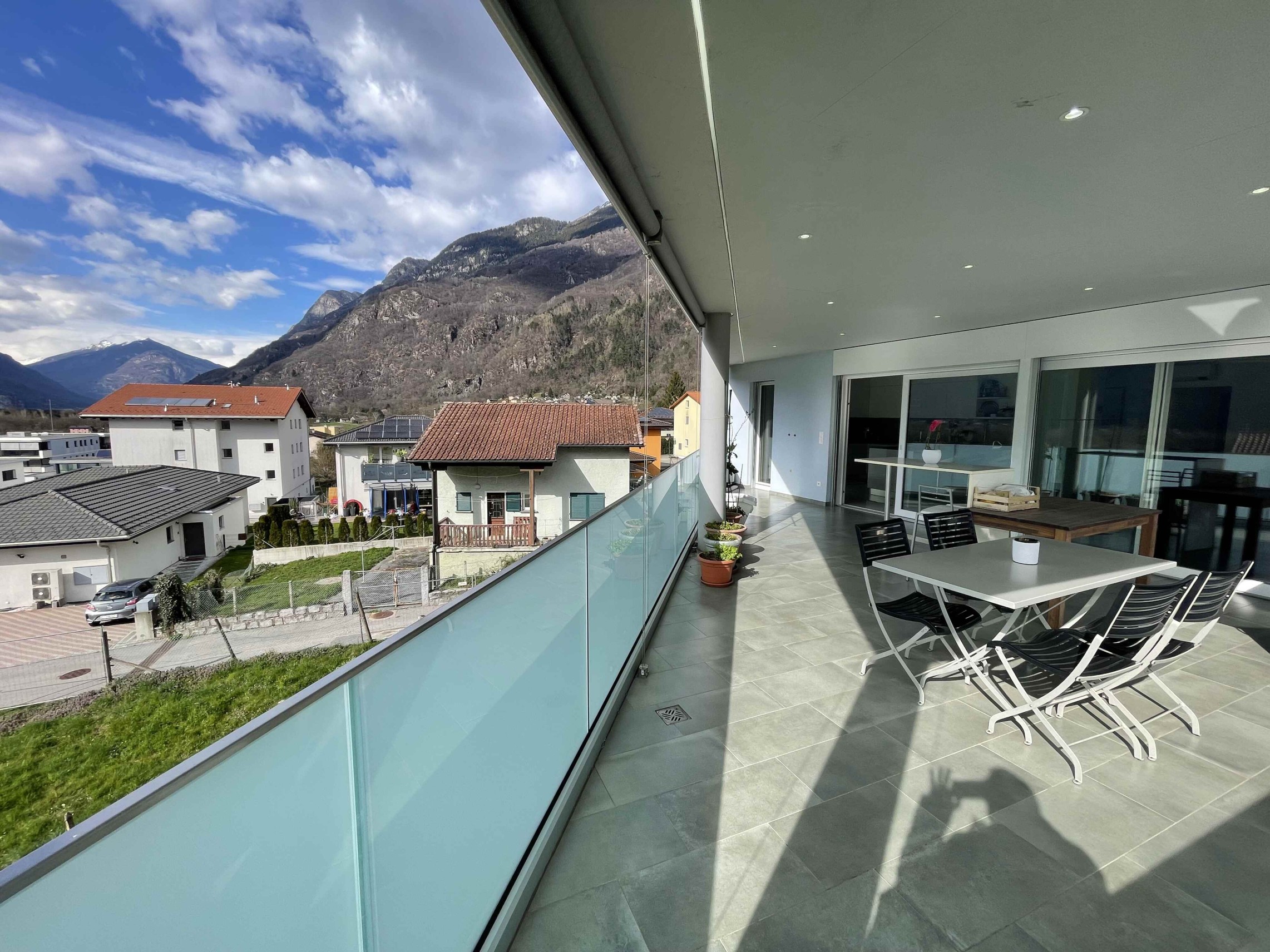 Überdachter Balkon mit Bergblick