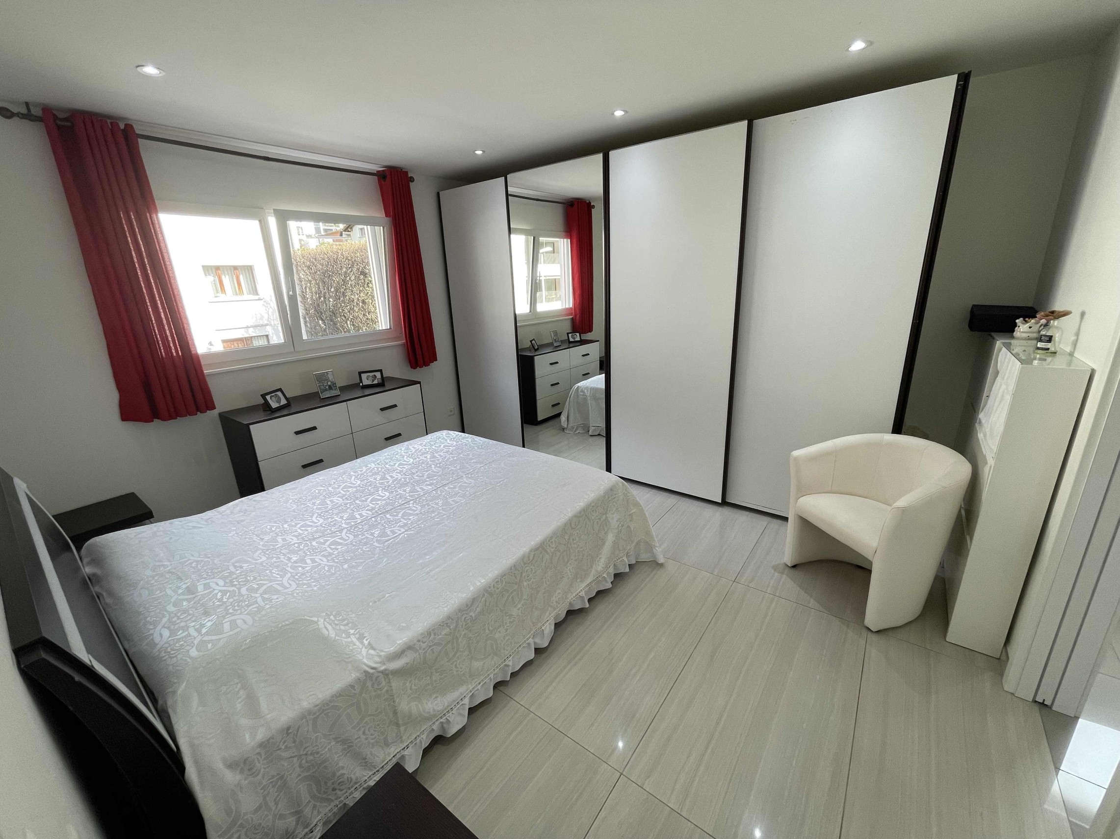 Helles Schlafzimmer mit Schrankwand