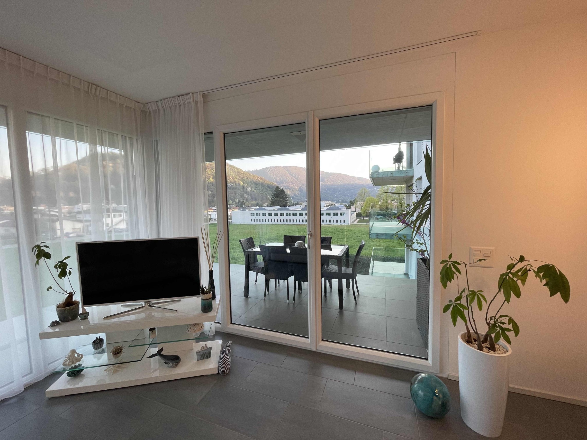 Wohnzimmer mit Terrasse und Bergblick
