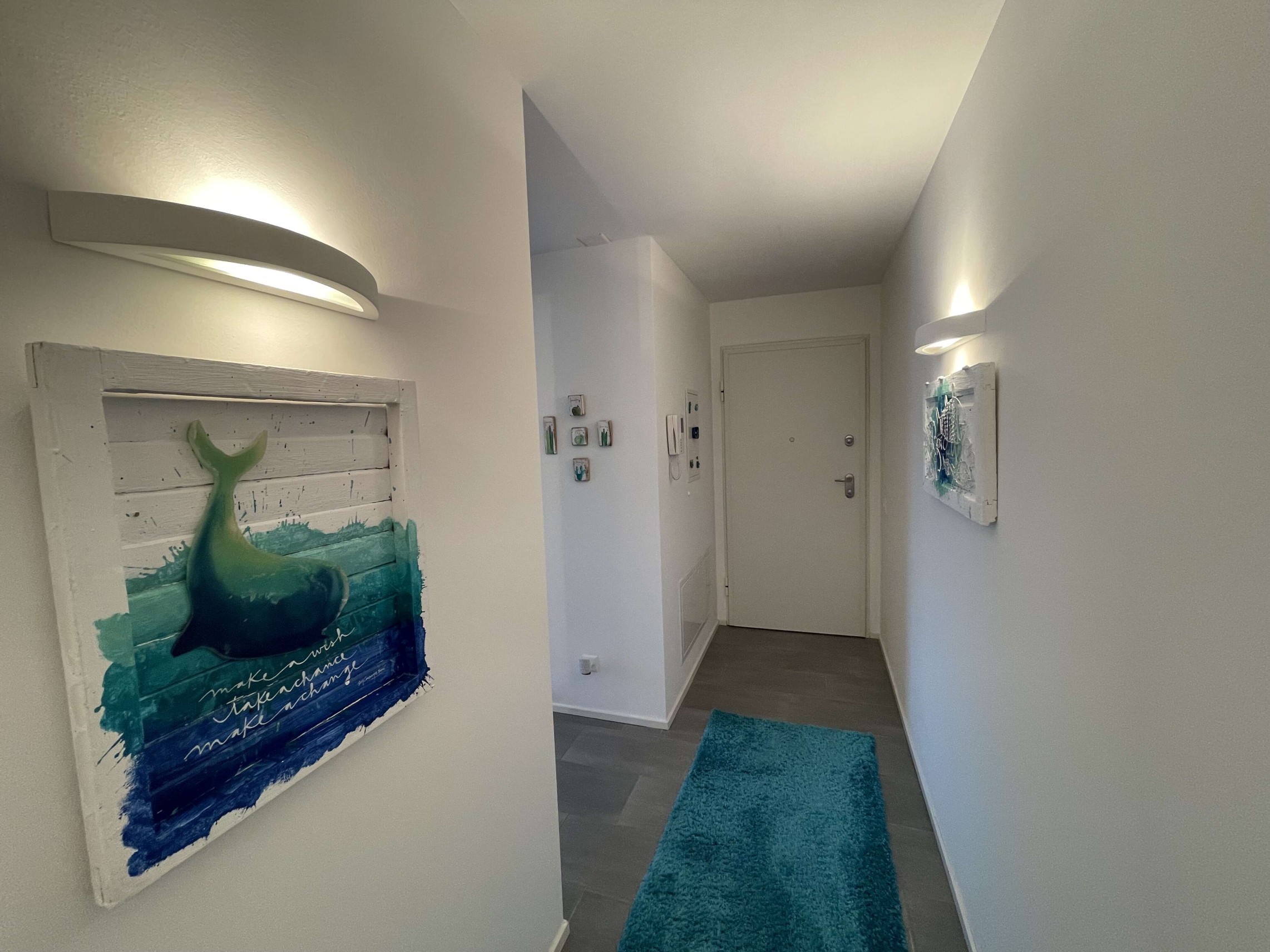 Moderner Flur mit Wandkunst und Teppichläufer