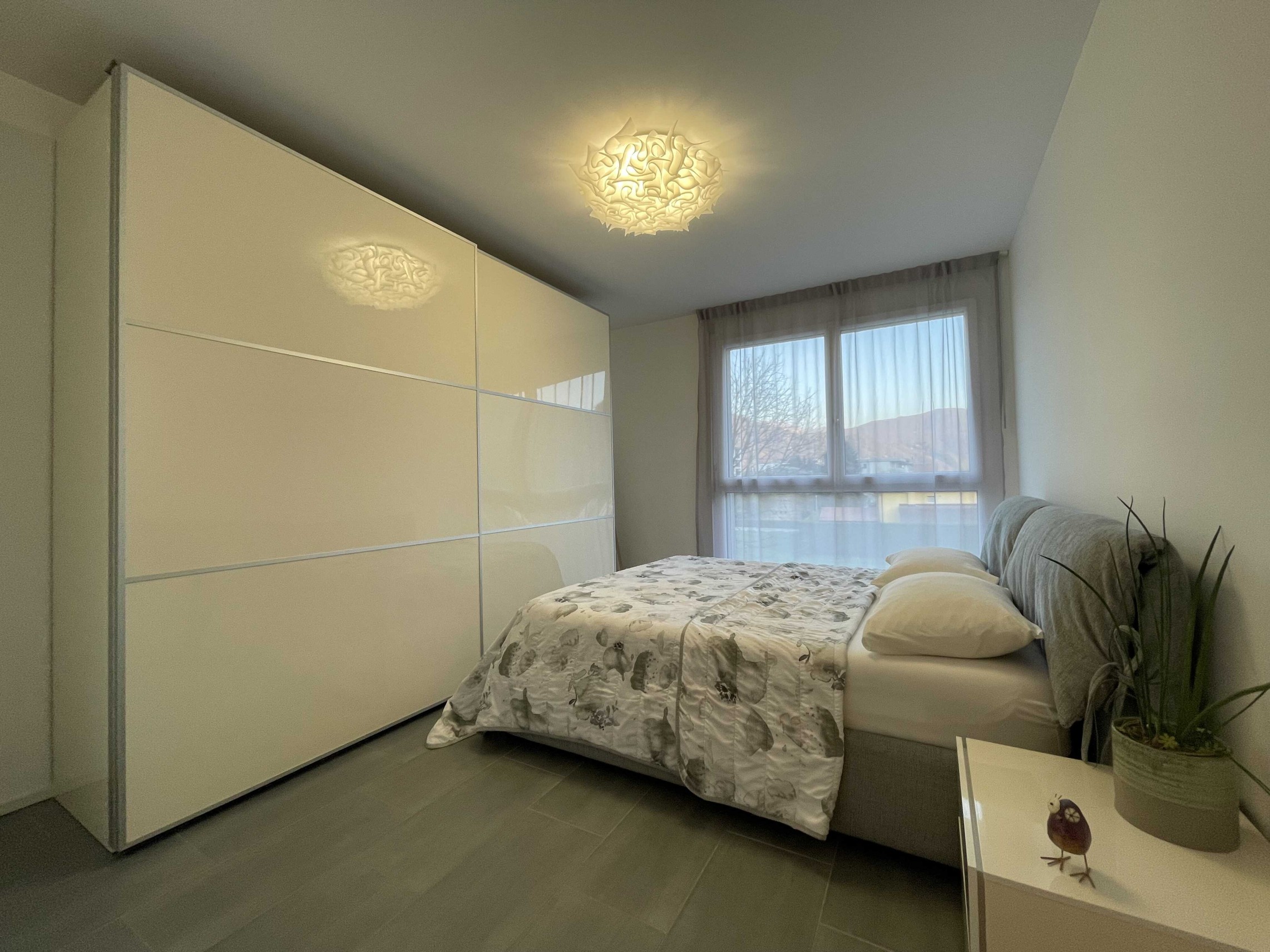 Schlafzimmer mit Einbauschrank und Fenster