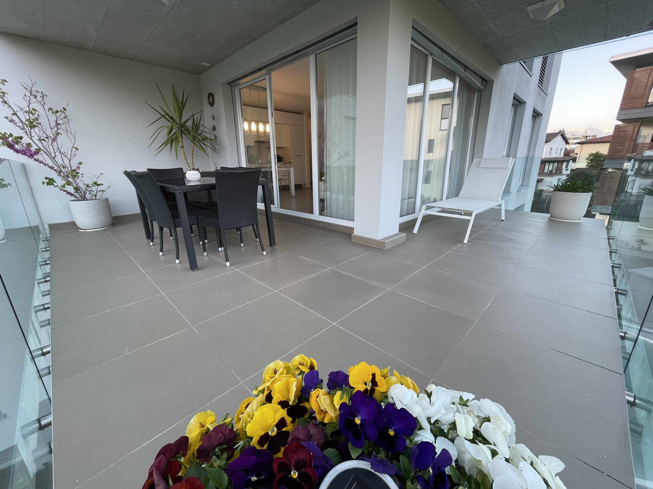 Moderne Balkon-Loggia mit Blick ins Quartier