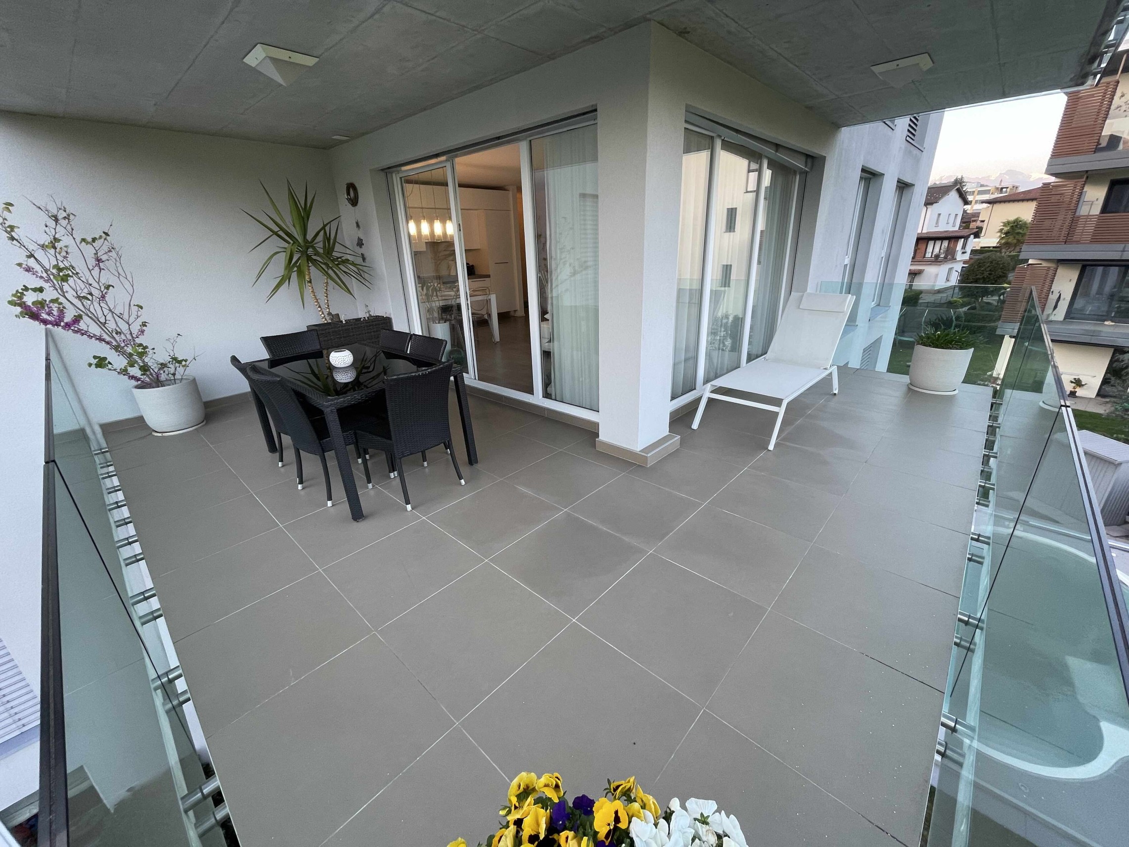 Großer überdachter Balkon mit Sitzgruppe