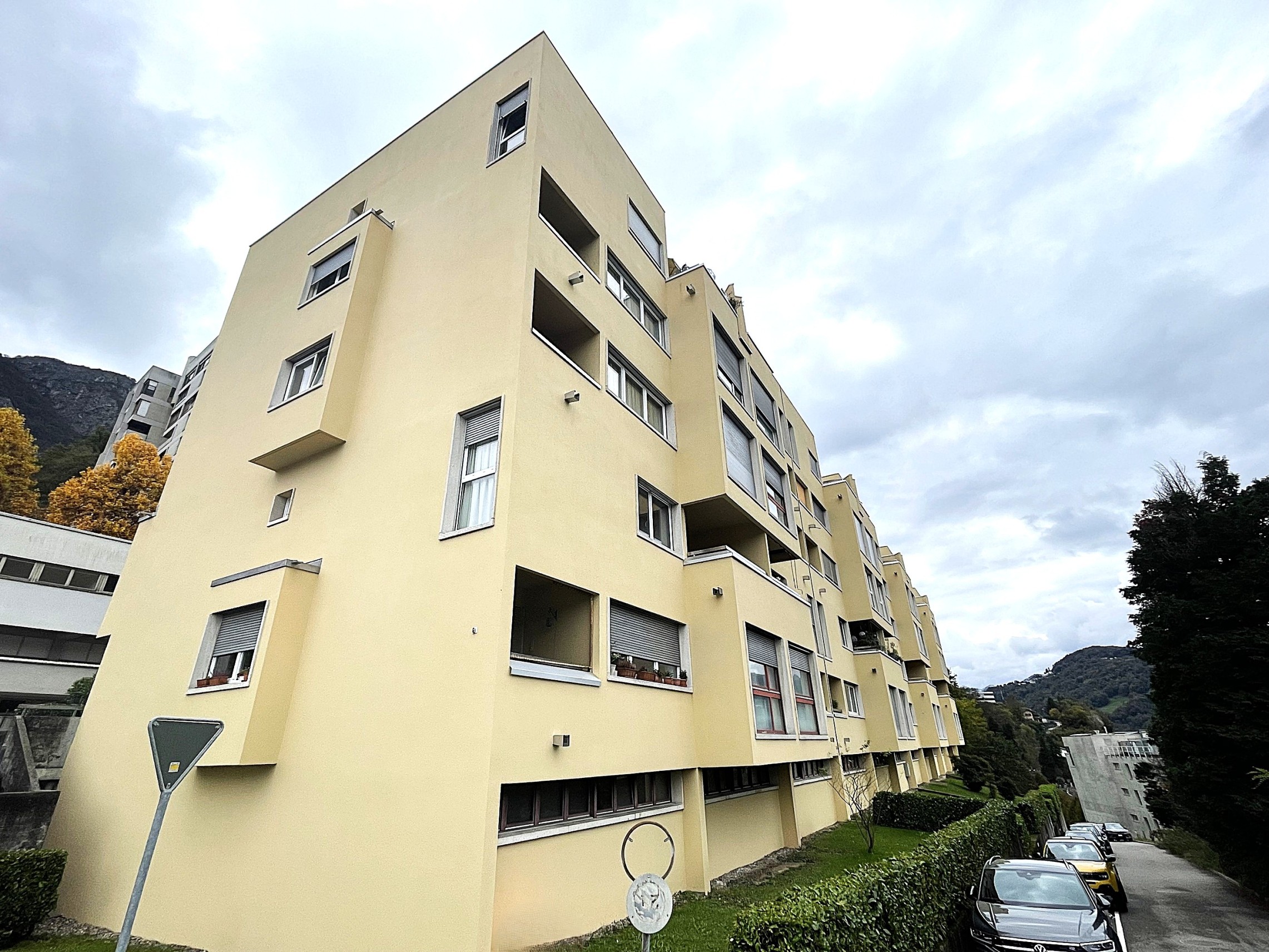 Mehrstöckiges Wohngebäude mit Balkonen