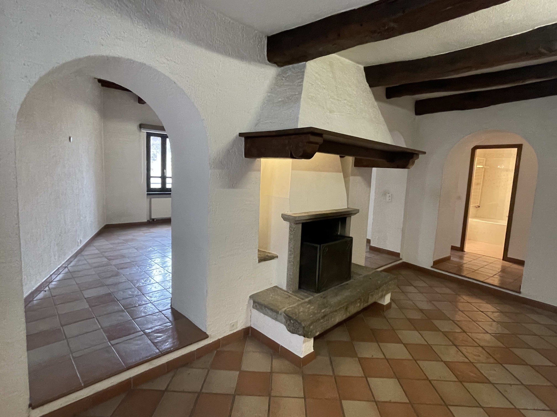 Wohnraum mit Kamin und Rundbögen