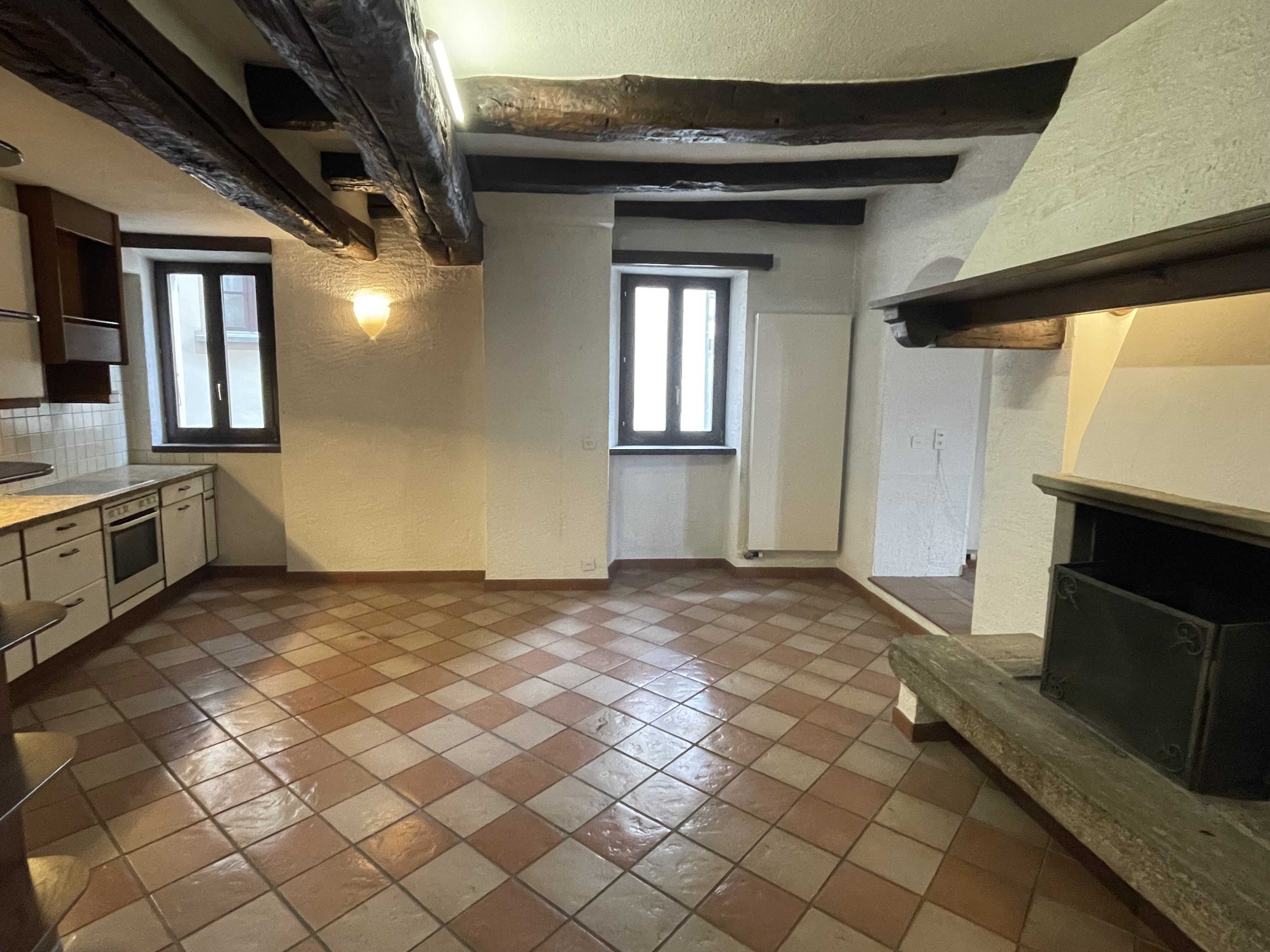 Rustikale Wohnküche mit Kamin