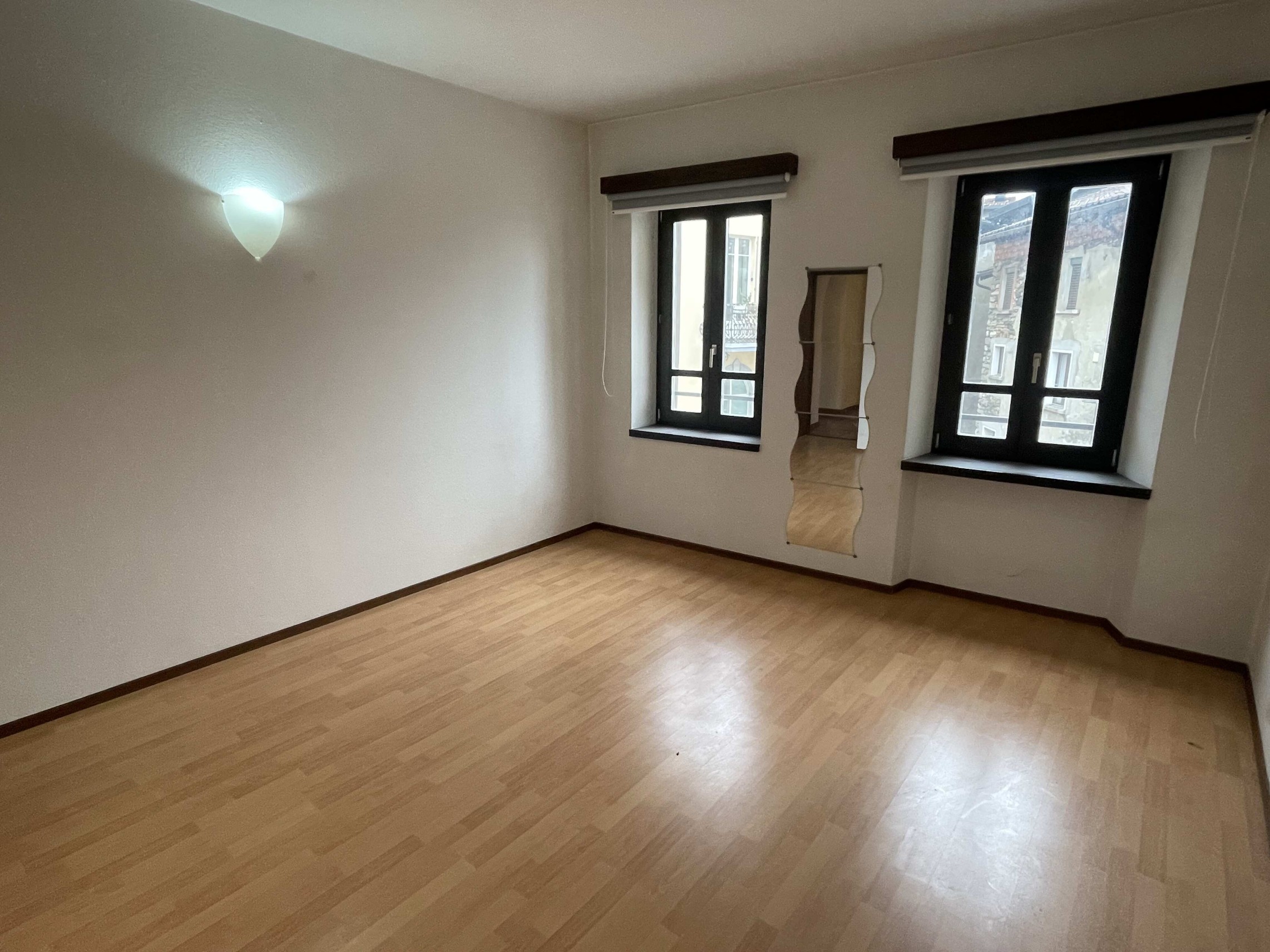 Leeres Zimmer mit zwei Fenstern