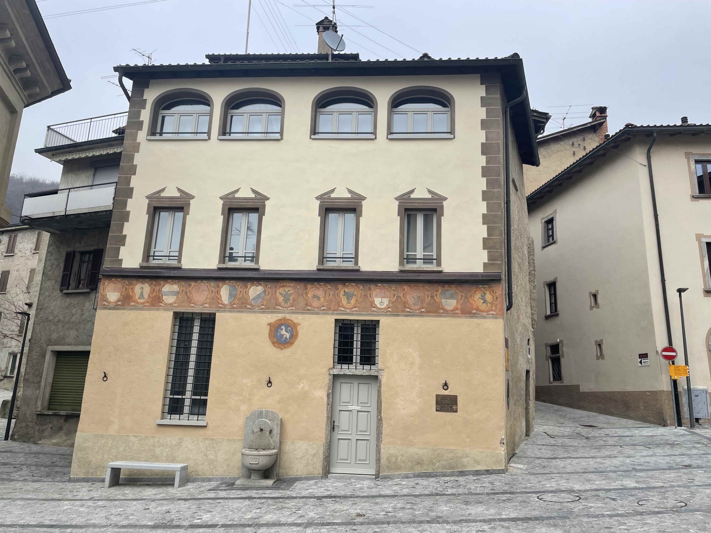 Historische Fassadenansicht eines Eckgebäudes