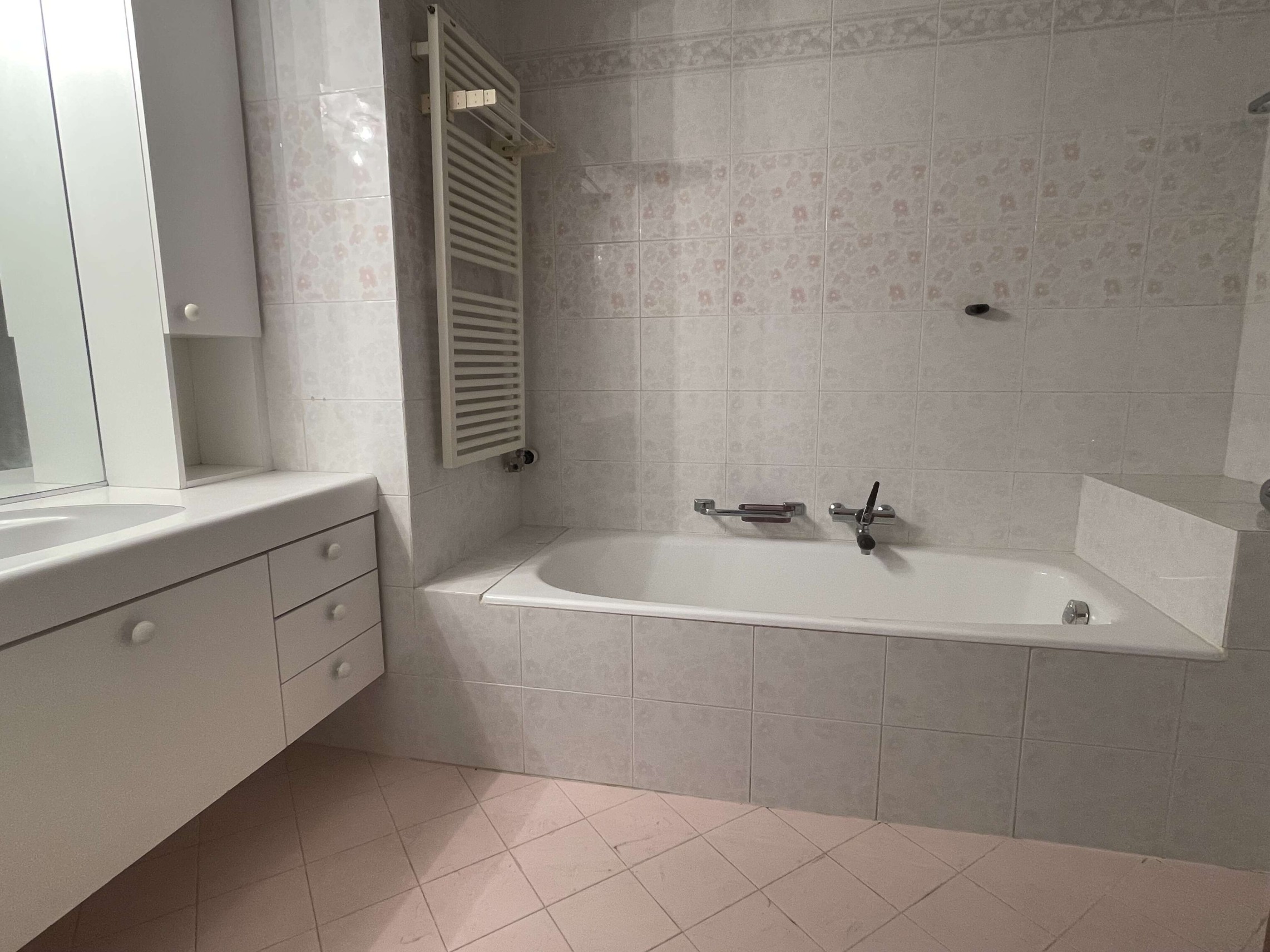 Badezimmer mit Wanne und Waschtisch