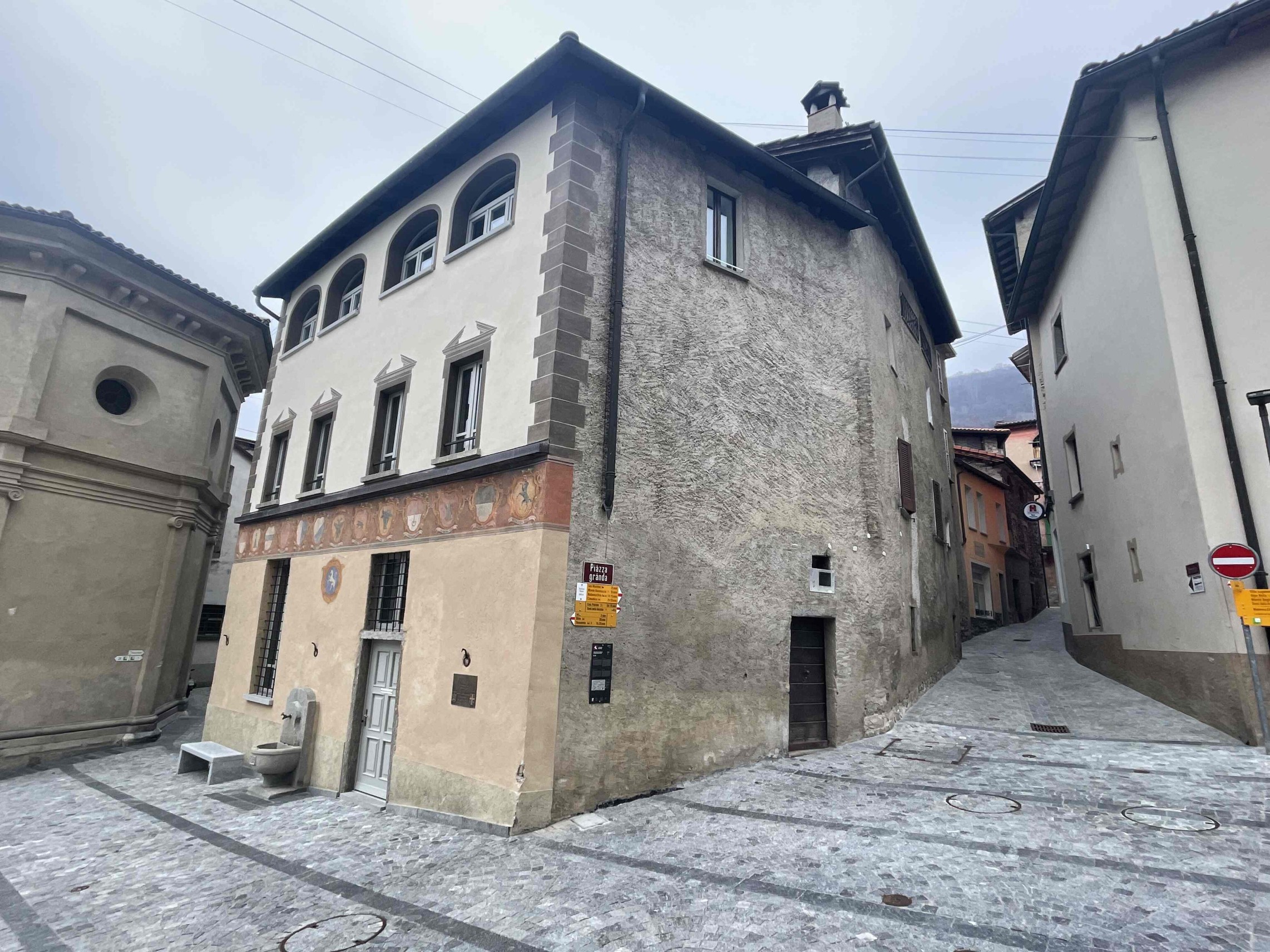 Historische Straßenecke mit Altbaufassade