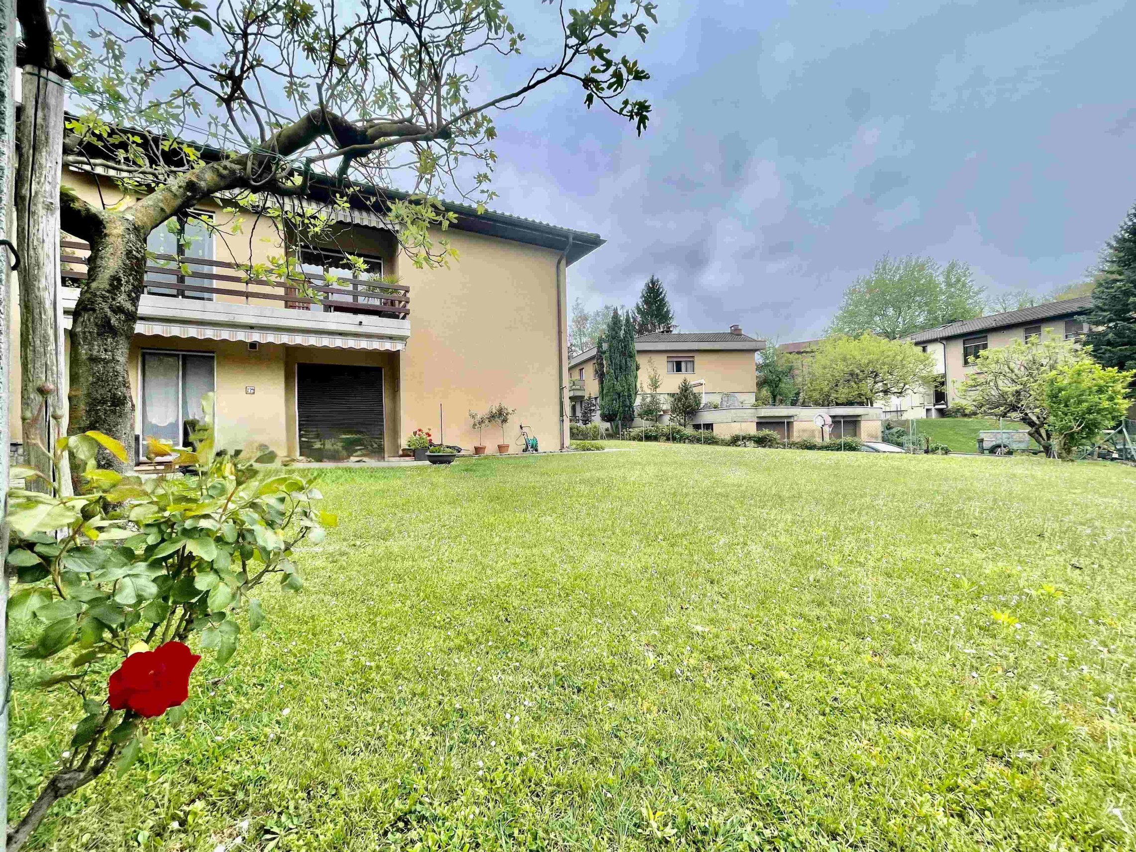 Wohnhaus mit großem Garten