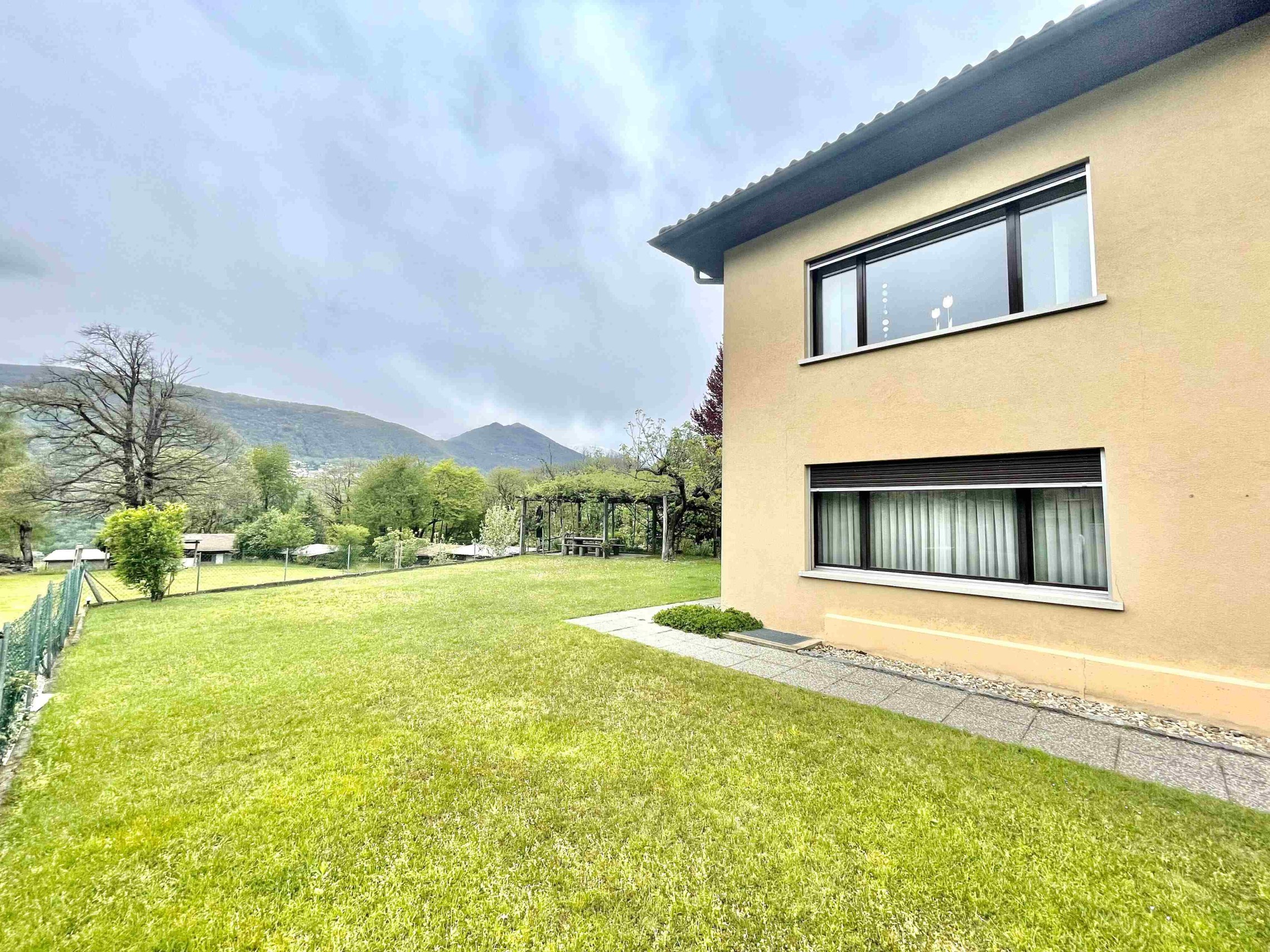 Haus mit Garten und Bergblick