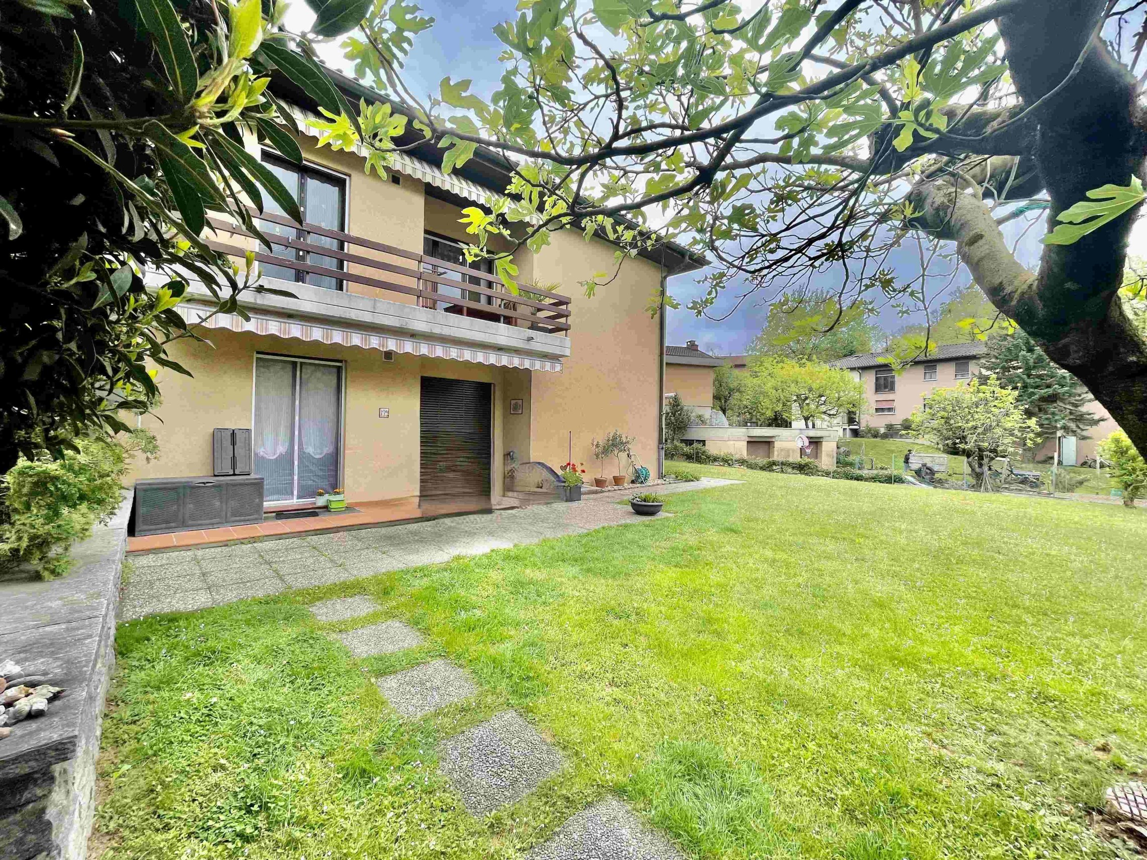 Wohnhaus mit Garten und Balkon