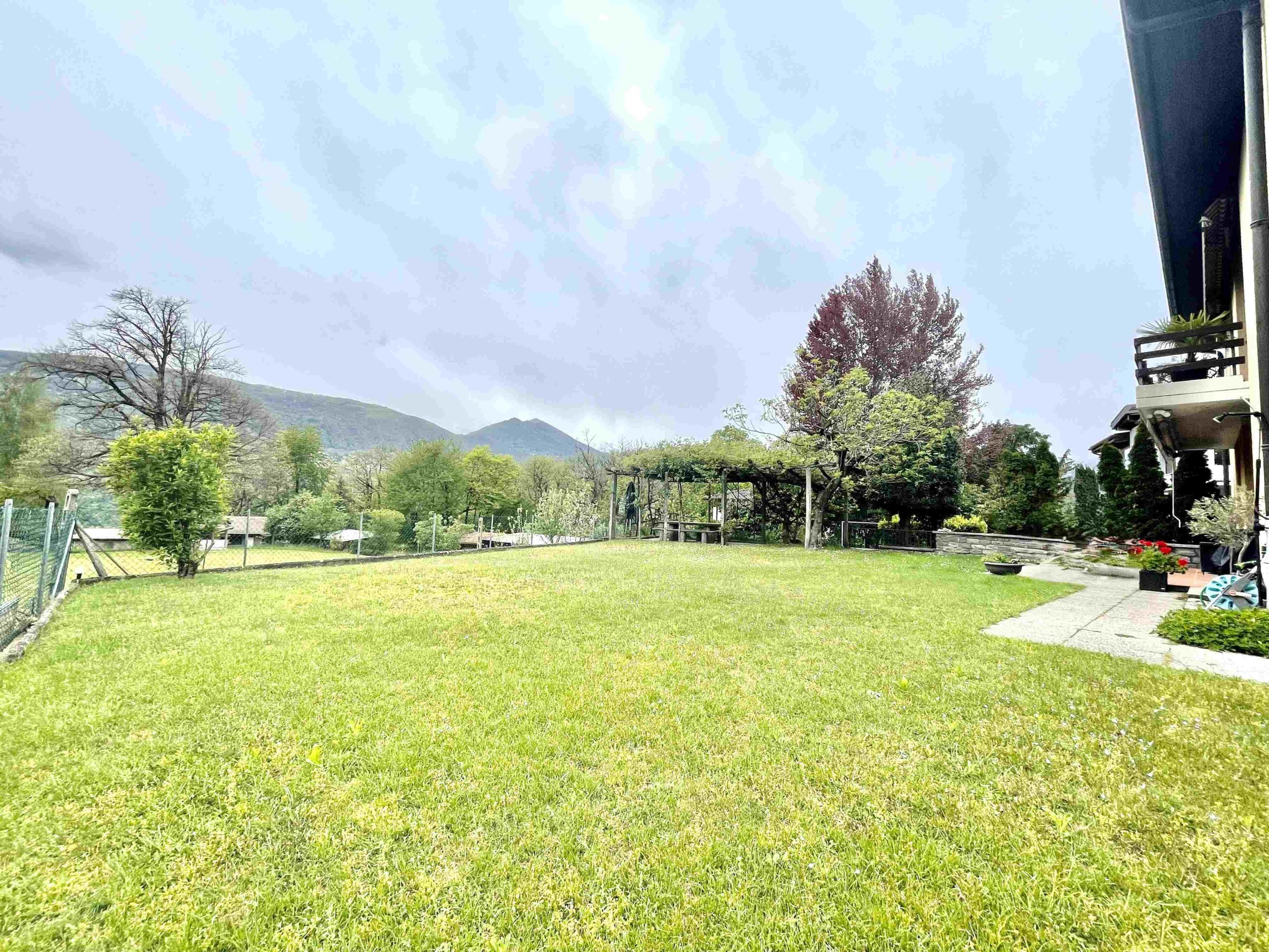 Großer Garten mit Bergblick