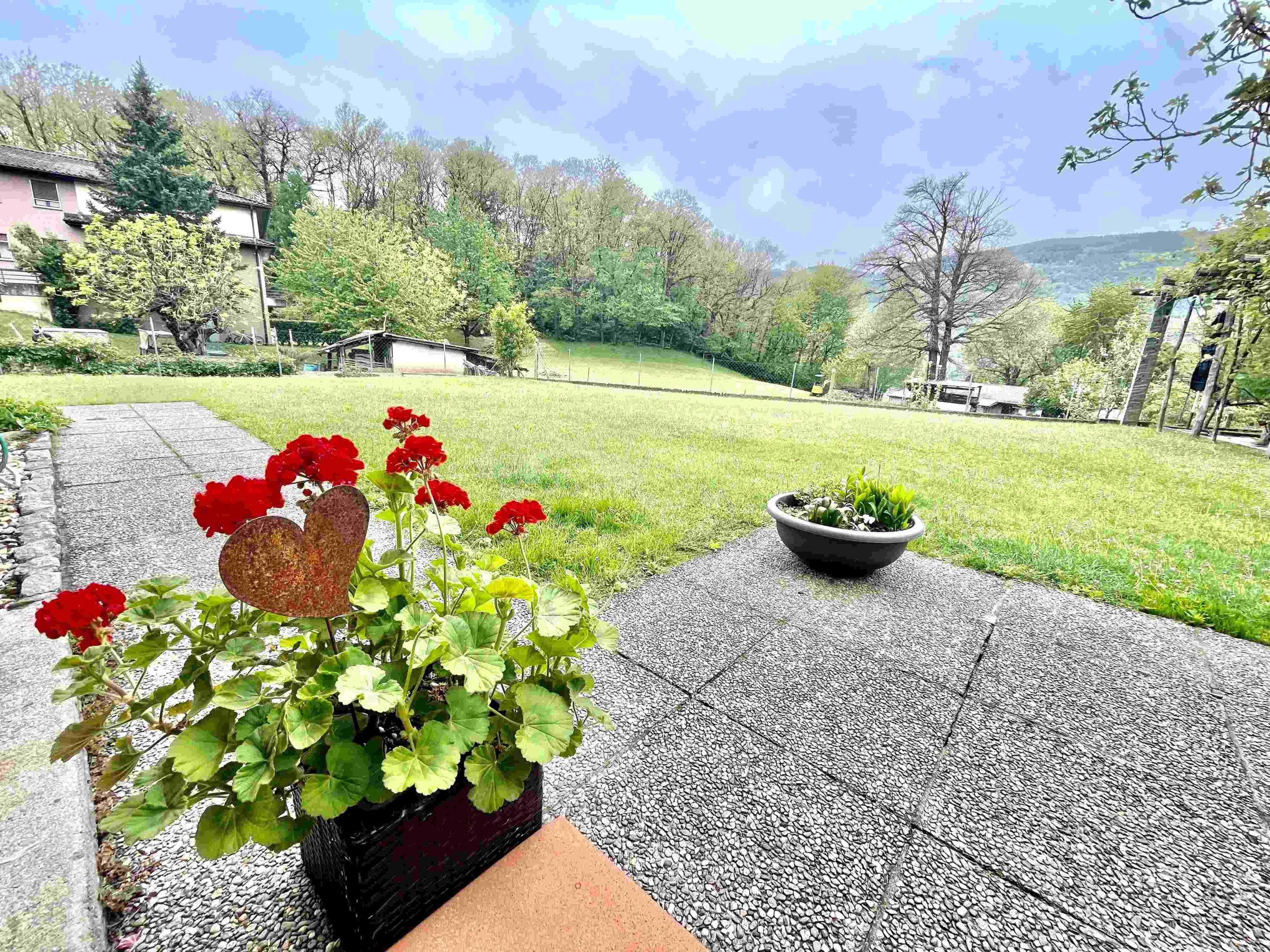 Großer Garten mit Terrasse und Talblick