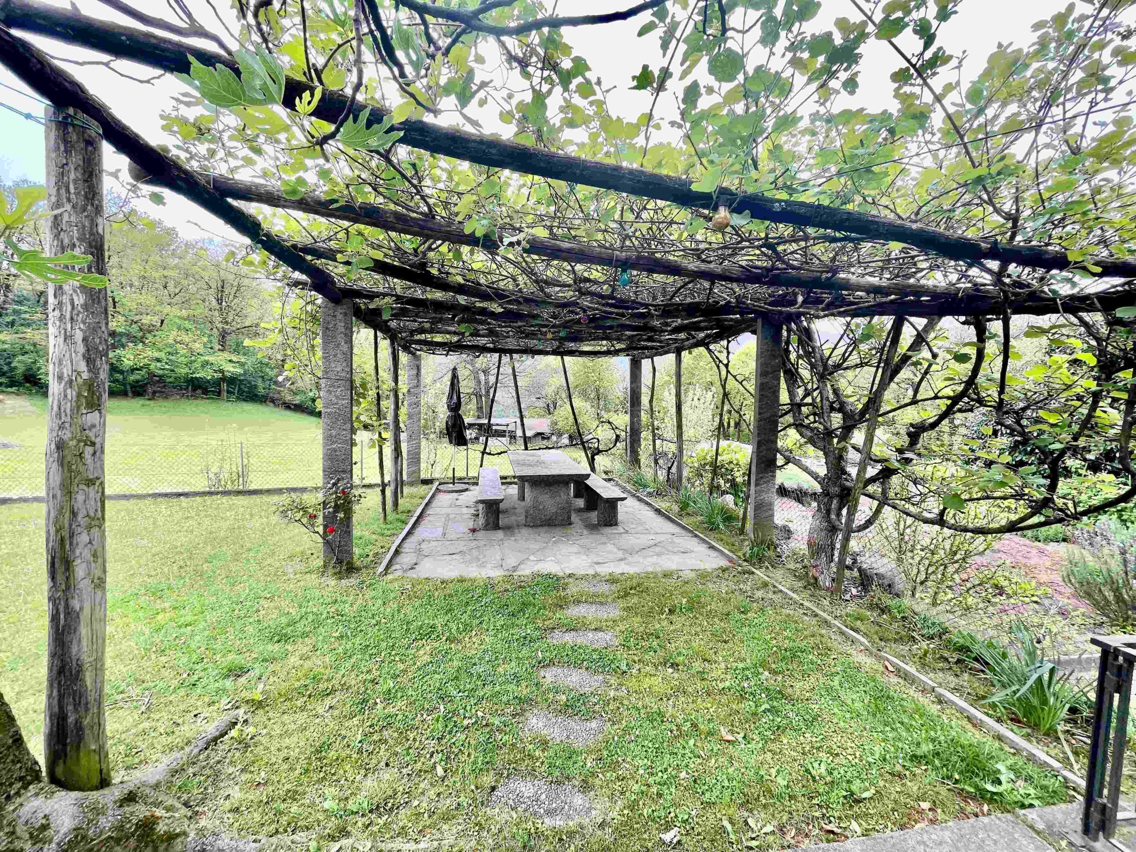 Überdachte Gartenpergola mit Sitzplatz