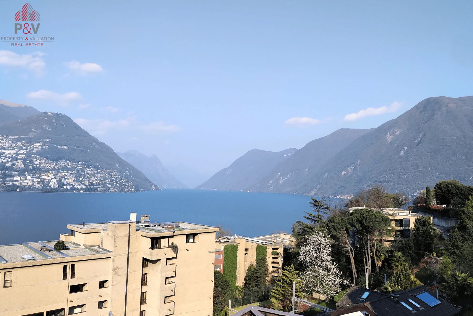 Seeblick mit Bergen