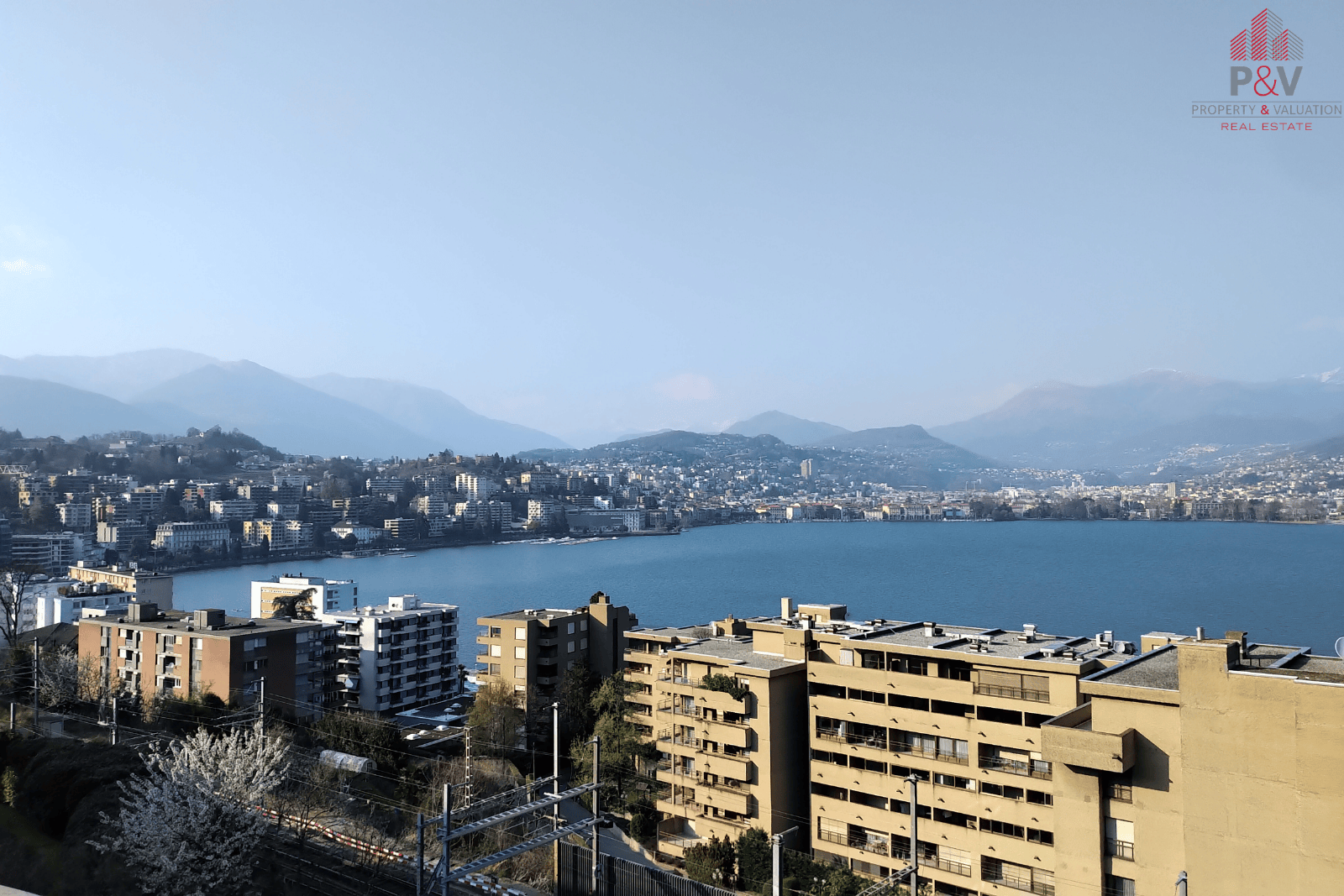 Seeblick über eine dicht bebaute Stadtlandschaft