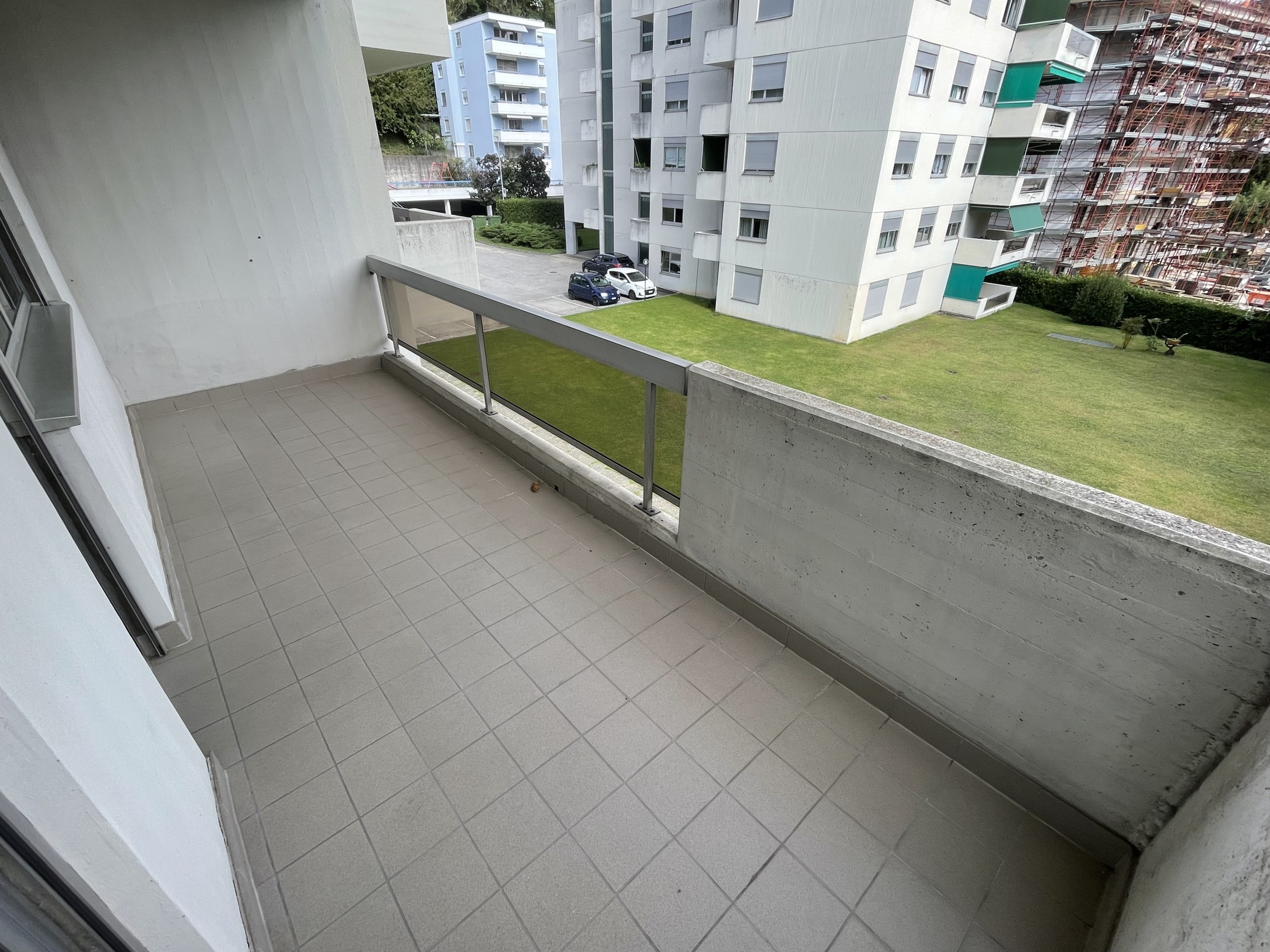 Balkon mit Blick auf Wohnanlage