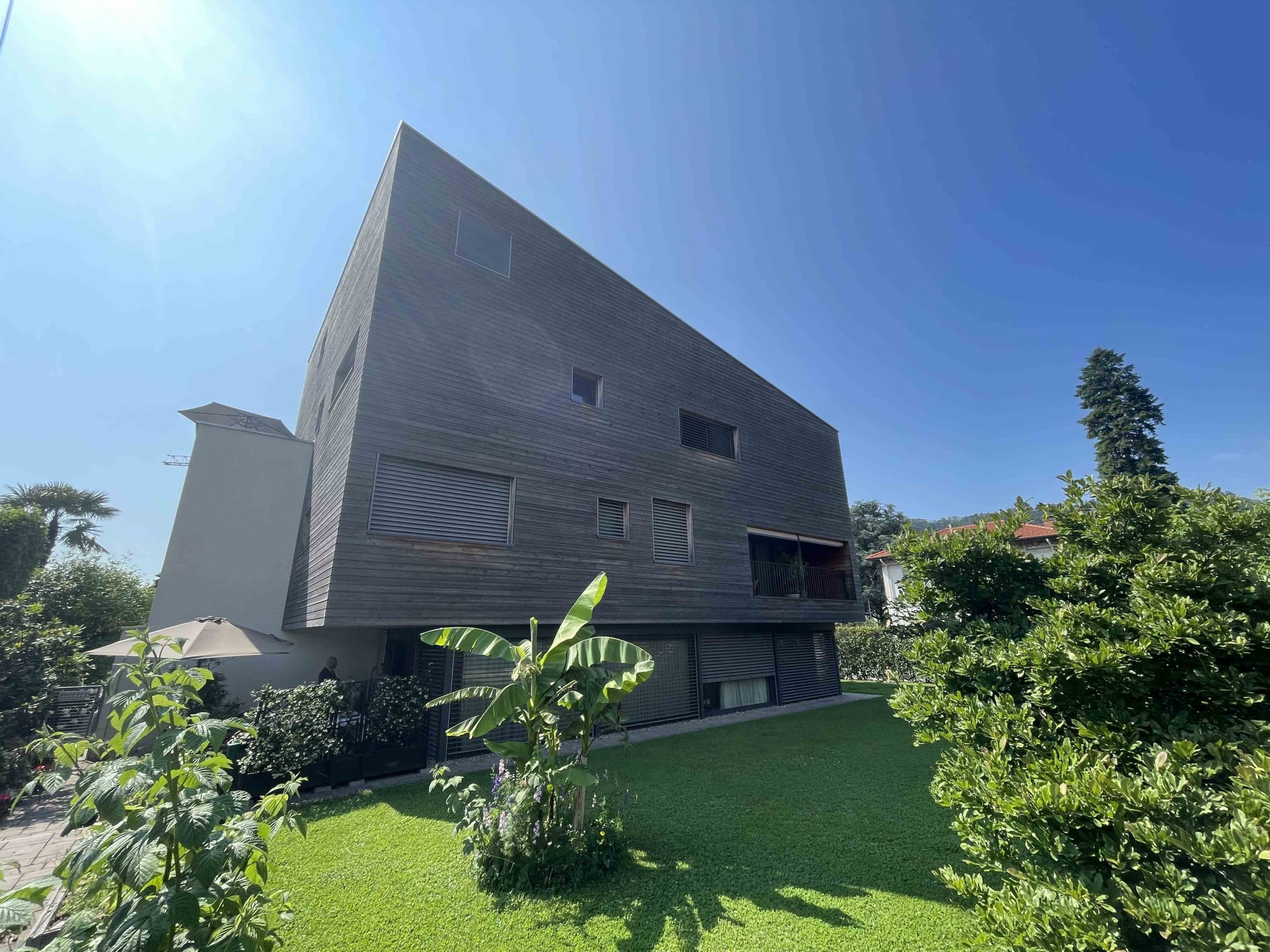 Modernes kubisches Wohnhaus mit Garten