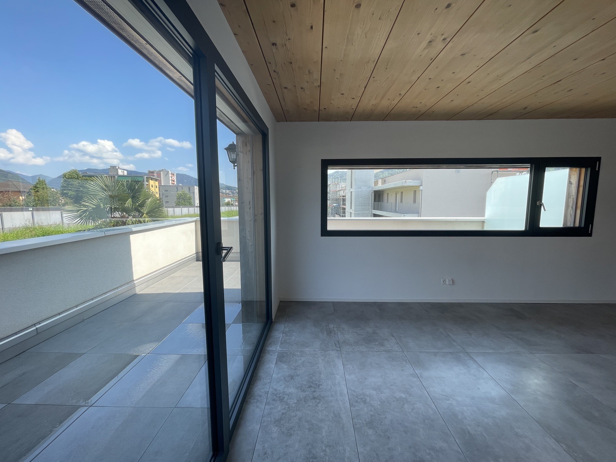 Modernes, leeres Zimmer mit Terrasse und Bergblick