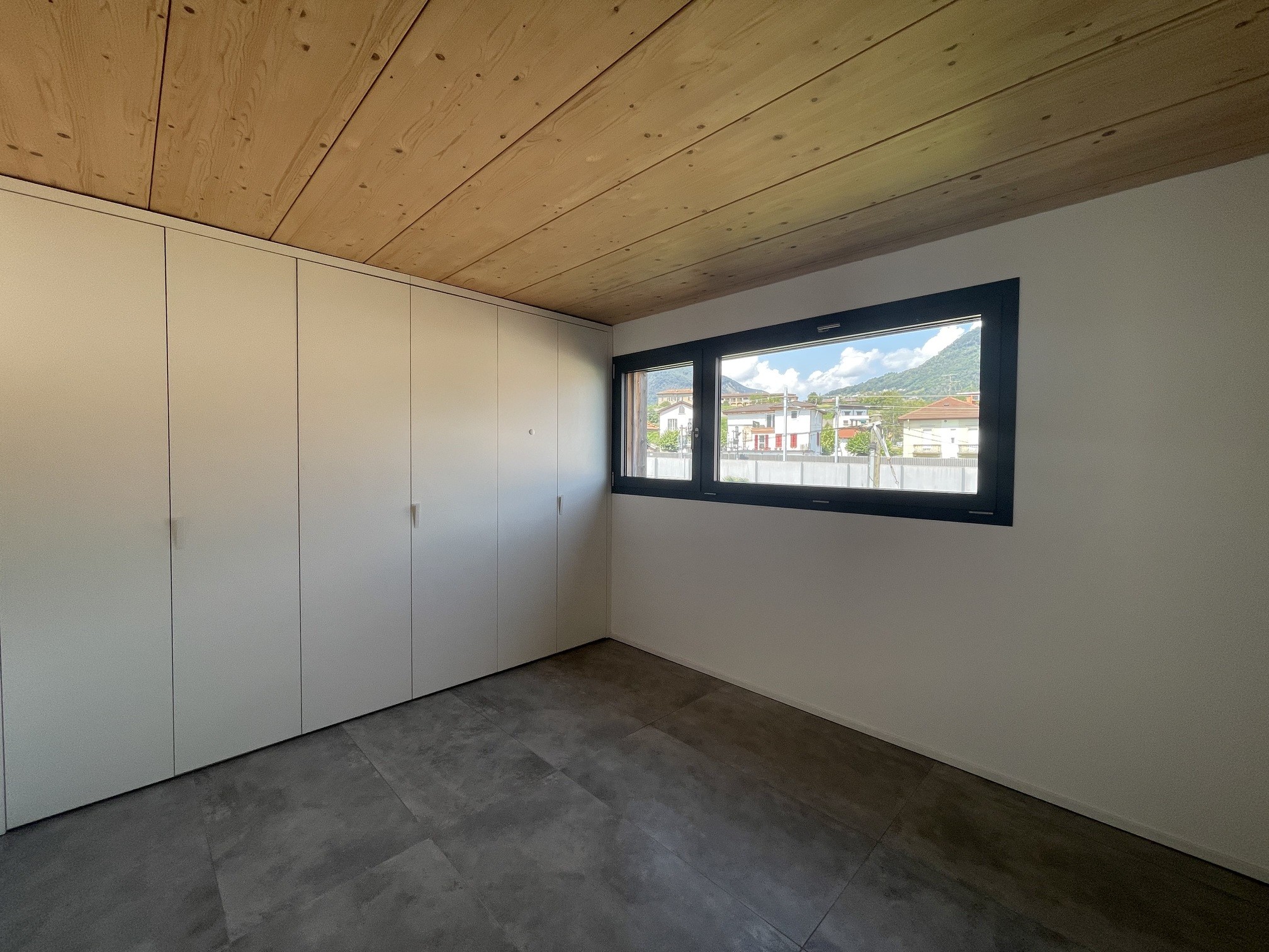 Modernes leeres Schlafzimmer mit Einbauschrank