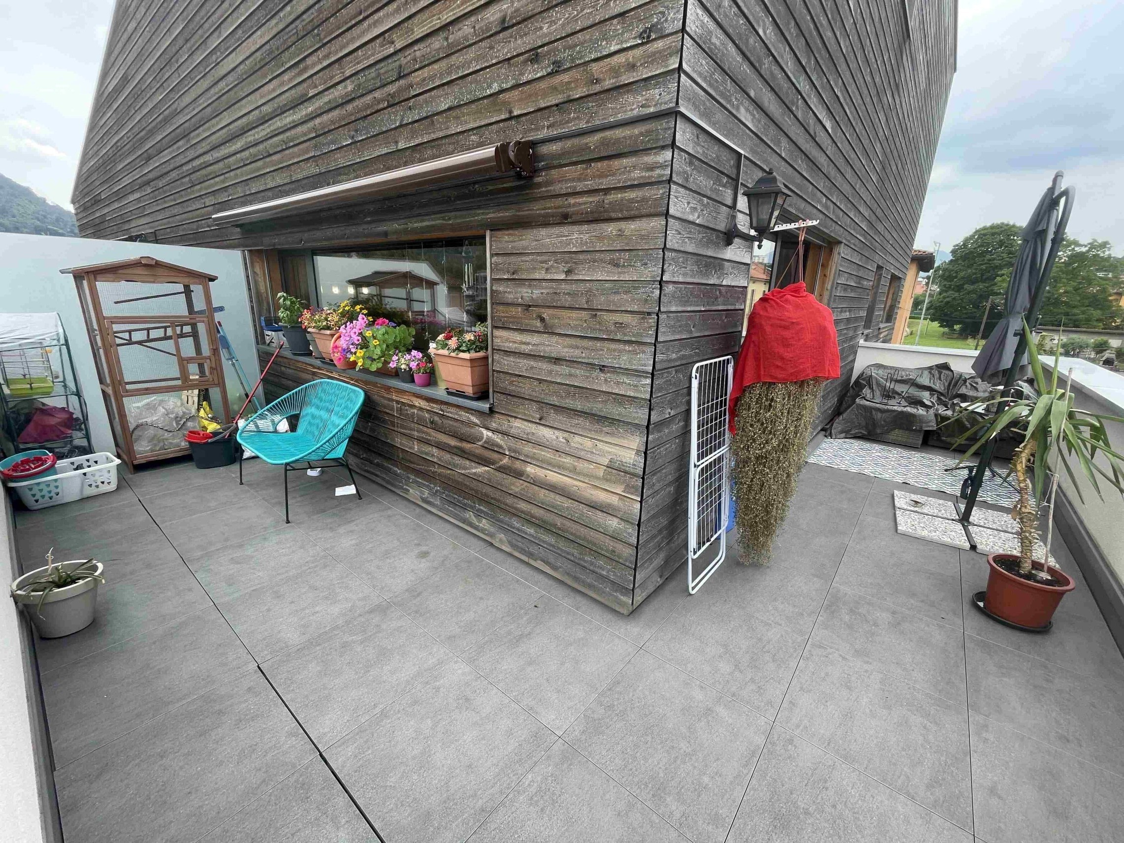 Dachterrasse mit Holzfassade
