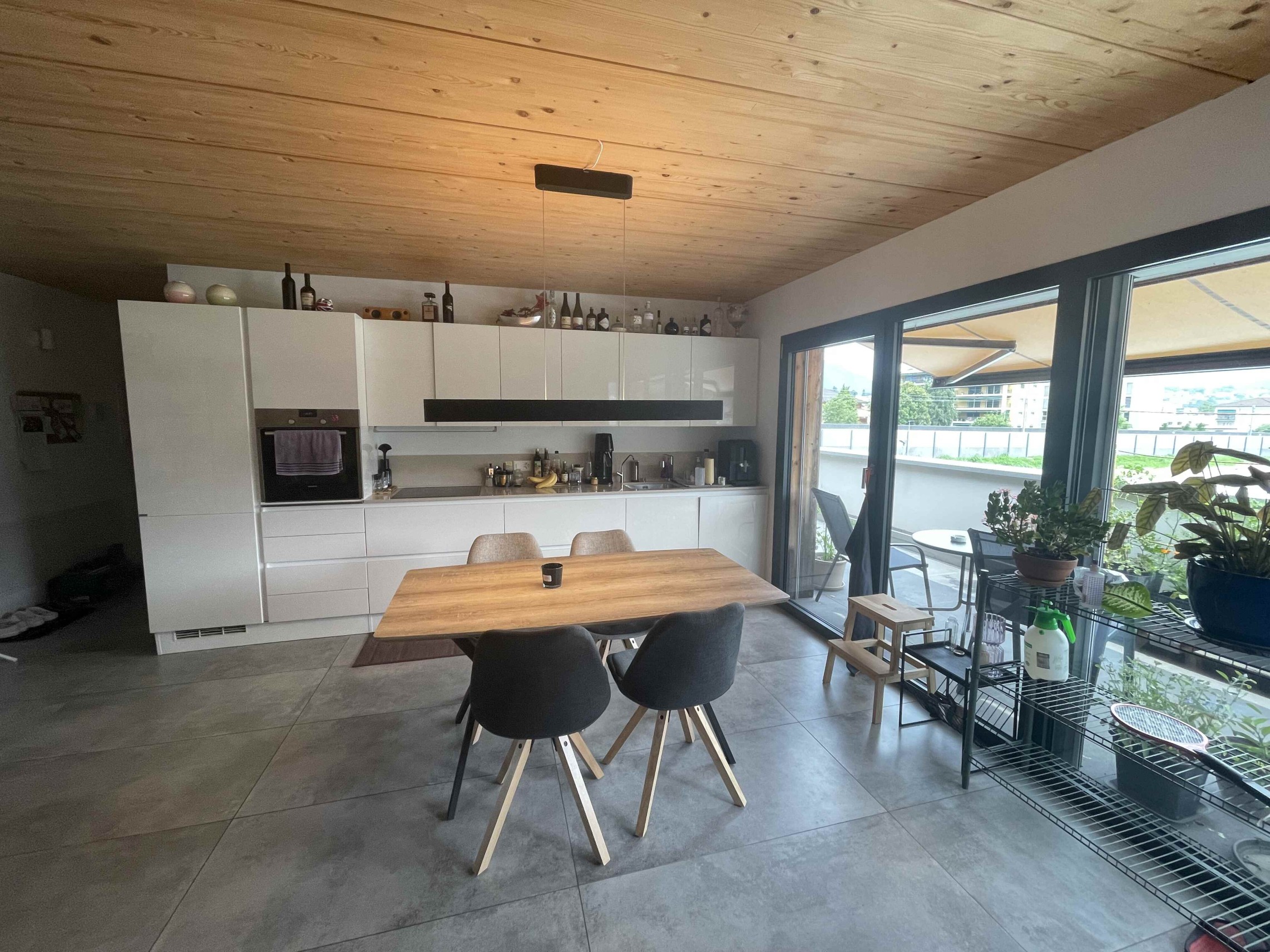Offene Küche mit Essbereich und Zugang zur Terrasse