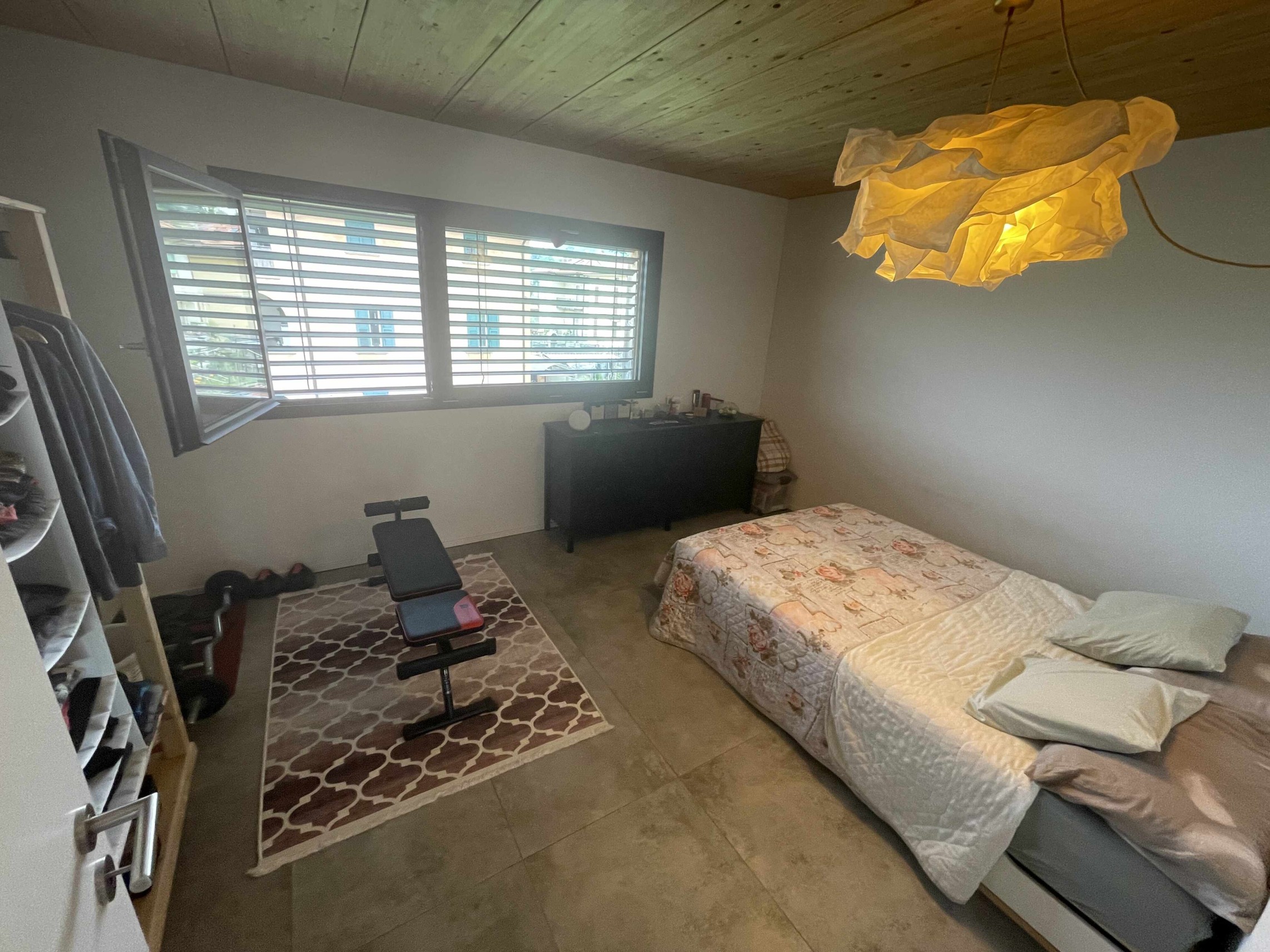 Schlafzimmer mit Tageslicht und Arbeitsbereich