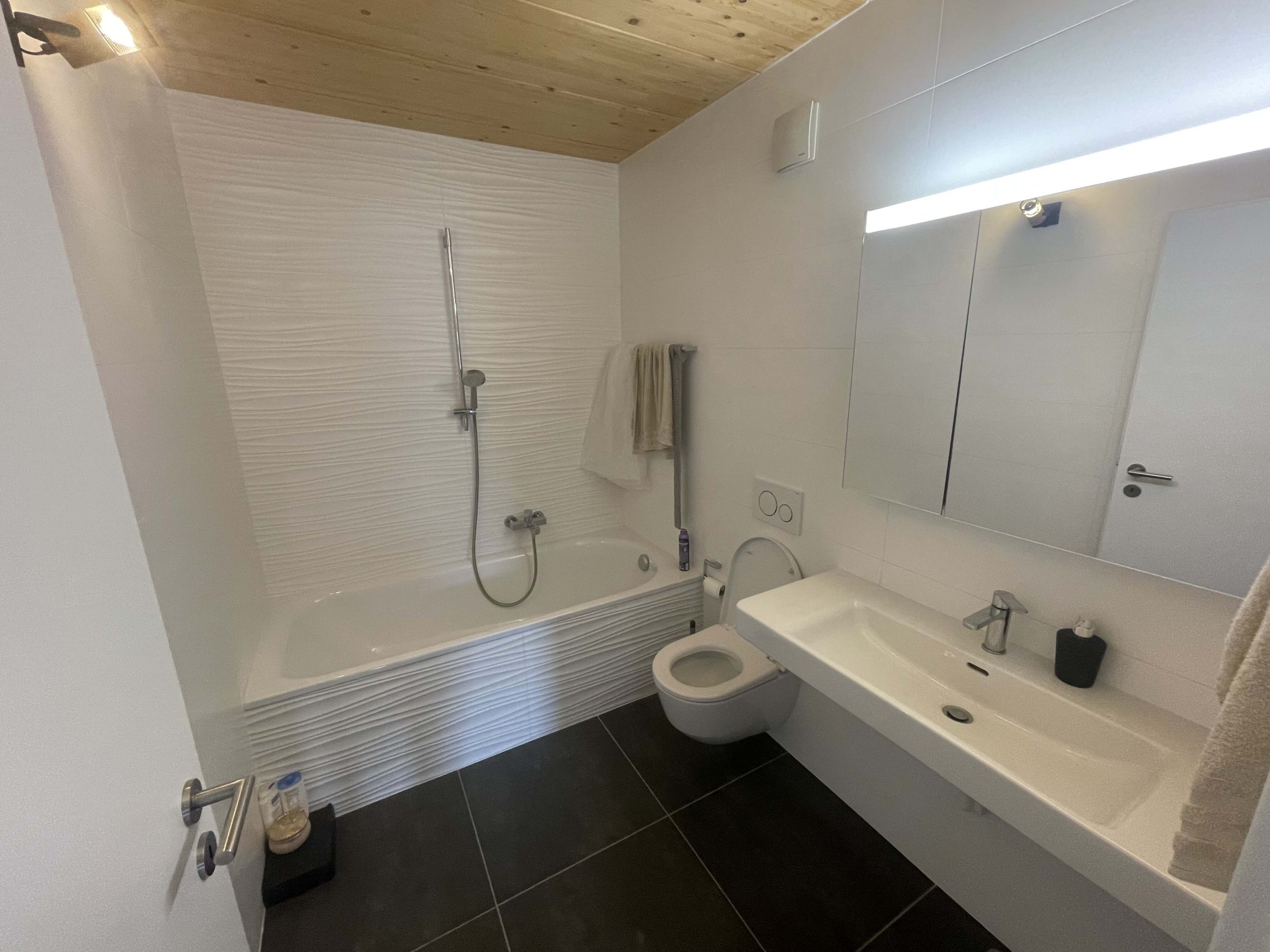 Modernes Badezimmer mit Wanne und Waschtisch