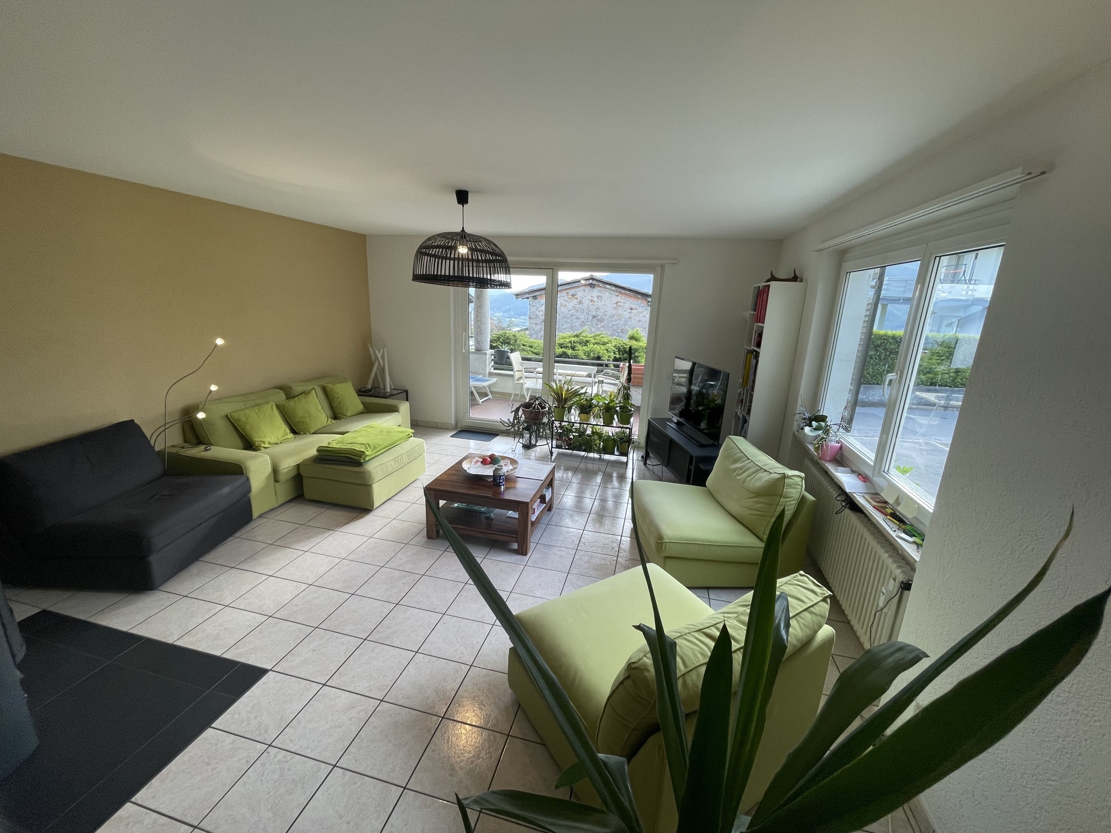 Helles Wohnzimmer mit Zugang zur Terrasse