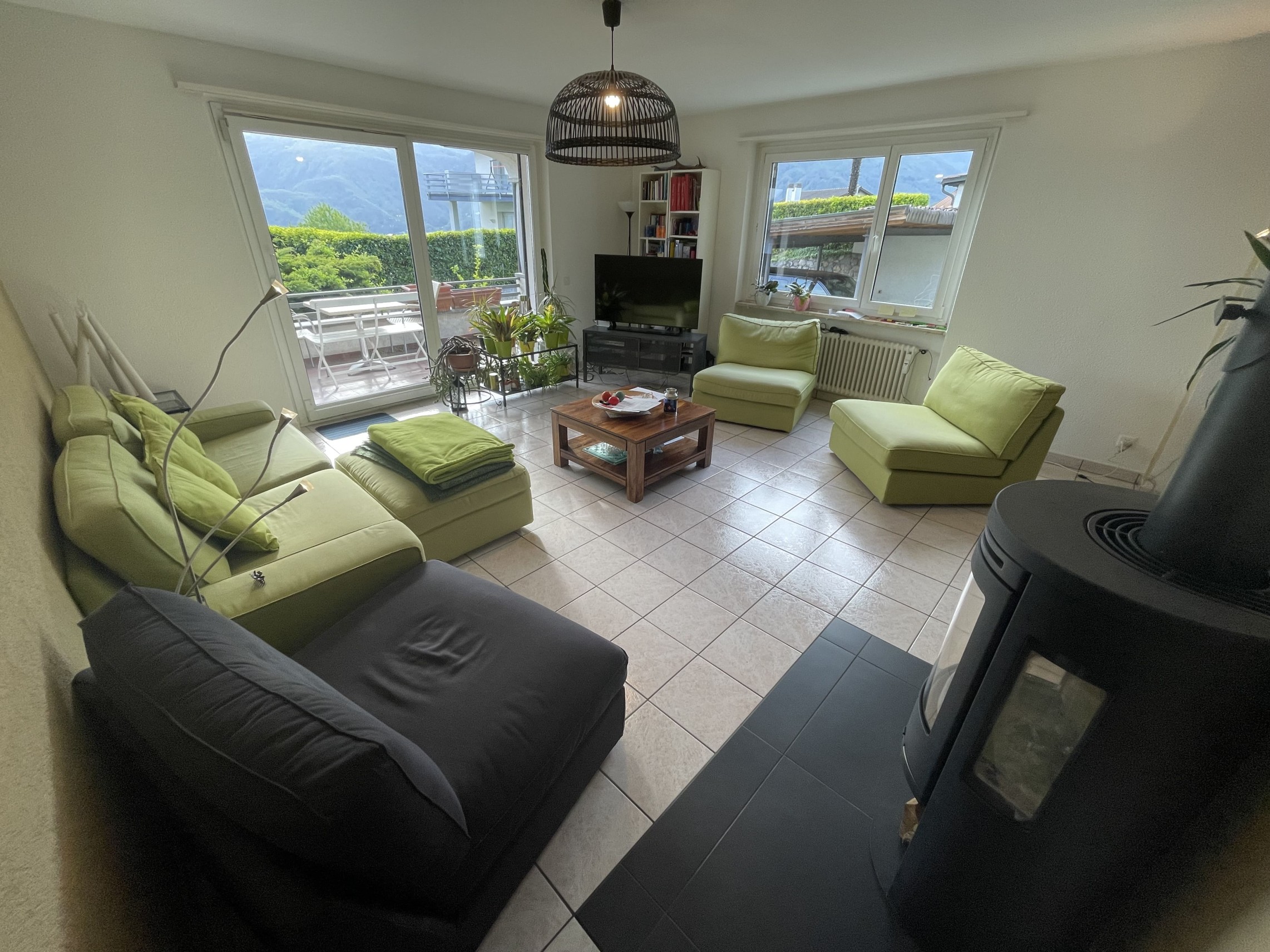 Helles Wohnzimmer mit Bergblick