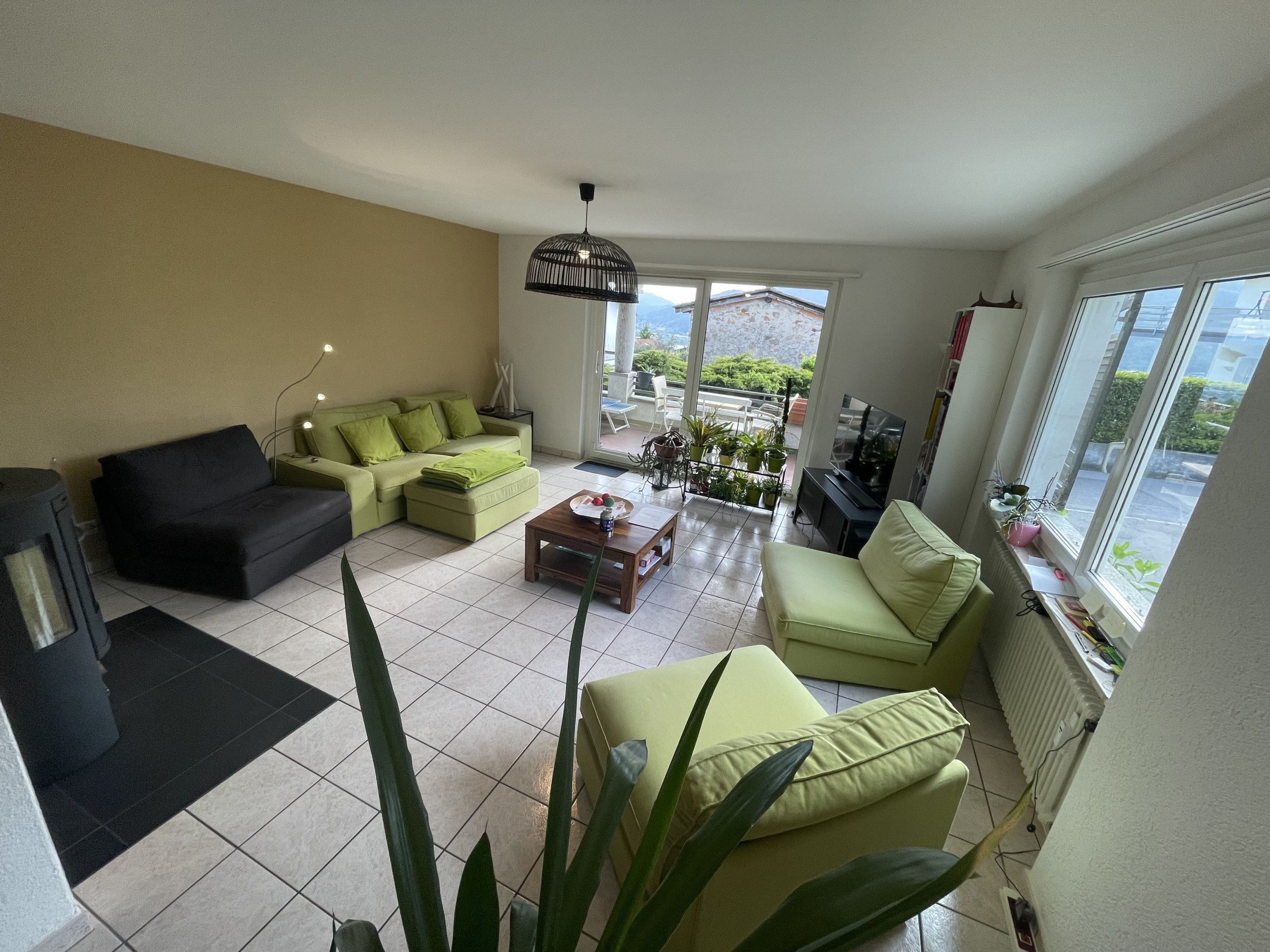 Helles Wohnzimmer mit Zugang zur Terrasse