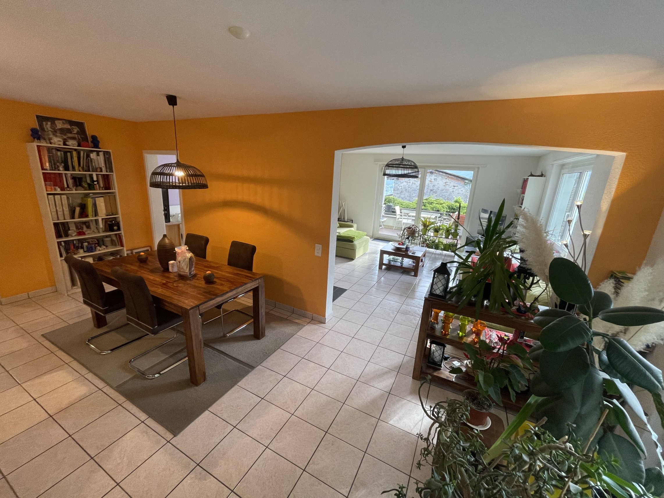 Ess- und Wohnbereich mit Blick ins helle Nebenzimmer