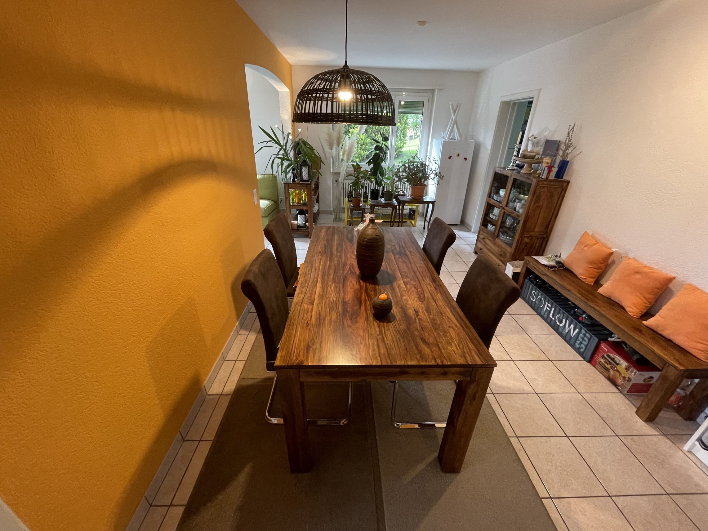 Essbereich mit Holztisch