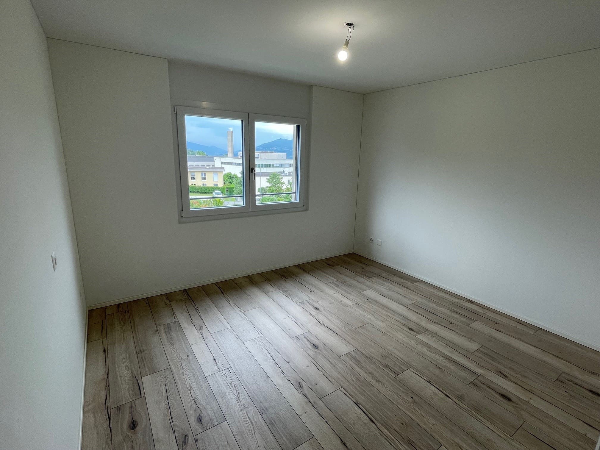 Leeres Schlafzimmer mit Bergblick