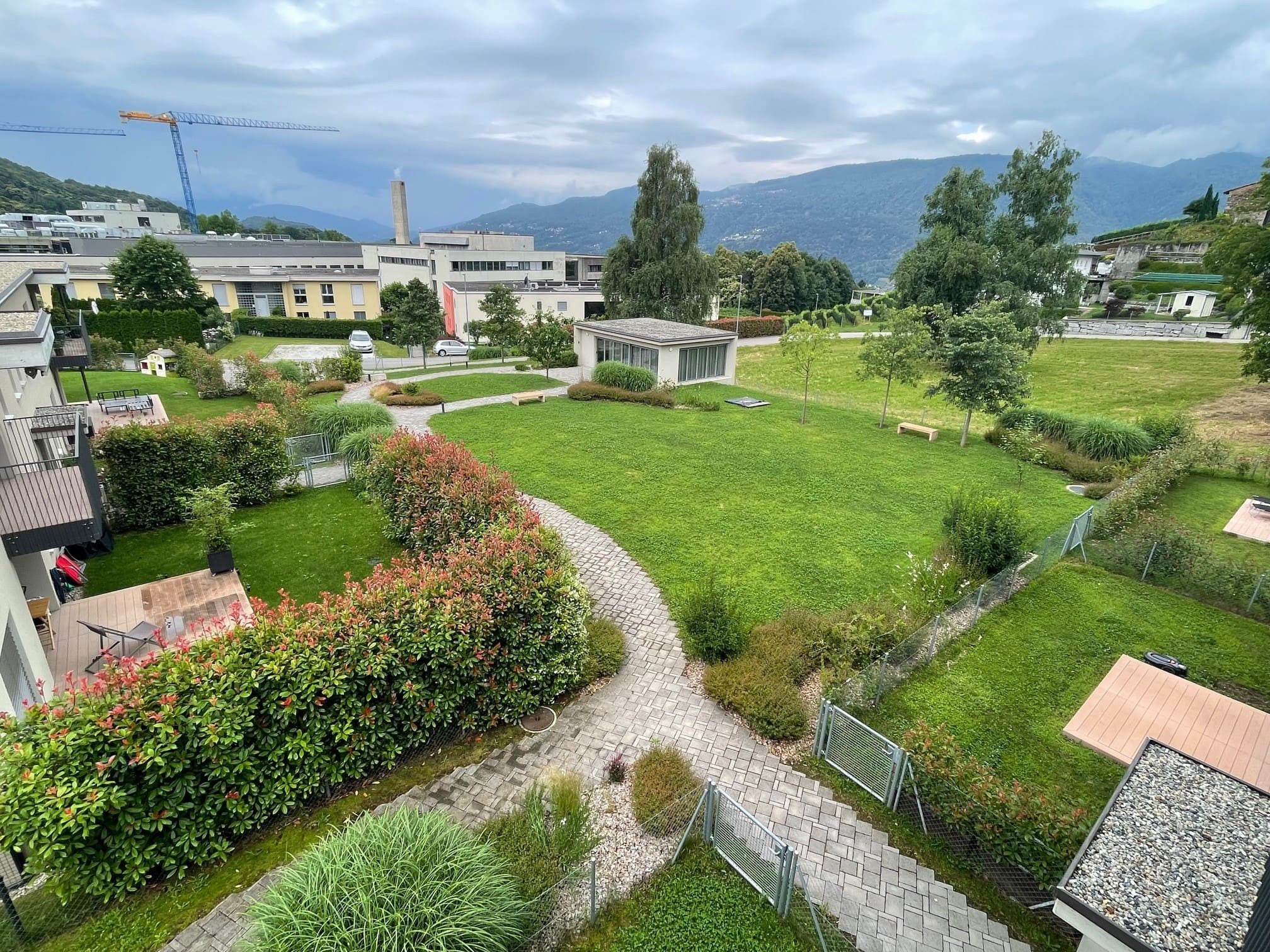 Weitläufige gemeinschaftliche Gartenanlage mit Bergblick